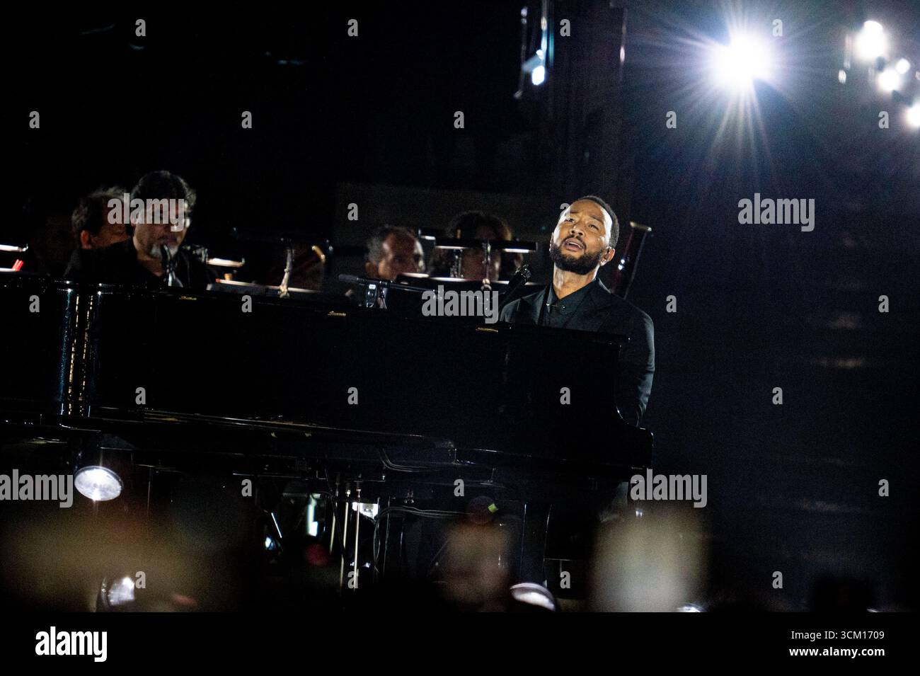 DER US-AMERIKANISCHE Sänger und Songwriter John Legend tritt am 13. September 2025 auf der Bühne des kostenlosen Konzerts „Grace for the World“ und der Lichtshow auf dem Petersplatz im Vatikan auf. Das Konzert „Grace for the World“ wurde von dem amerikanischen Songwriter Pharrell Williams und dem italienischen Tenor Andrea Bocelli geleitet. Die Veranstaltung markiert das Ende des dritten Welttreffens zur menschlichen Bruderschaft, einer Reihe von Begegnungen, die 2020 nach der Veröffentlichung der Enzyklika „alle Brüder“ durch den verstorbenen Papst Franziskus ins Leben gerufen wurden. (Foto: Massimo Valicchia/NurPhoto) Stockfoto