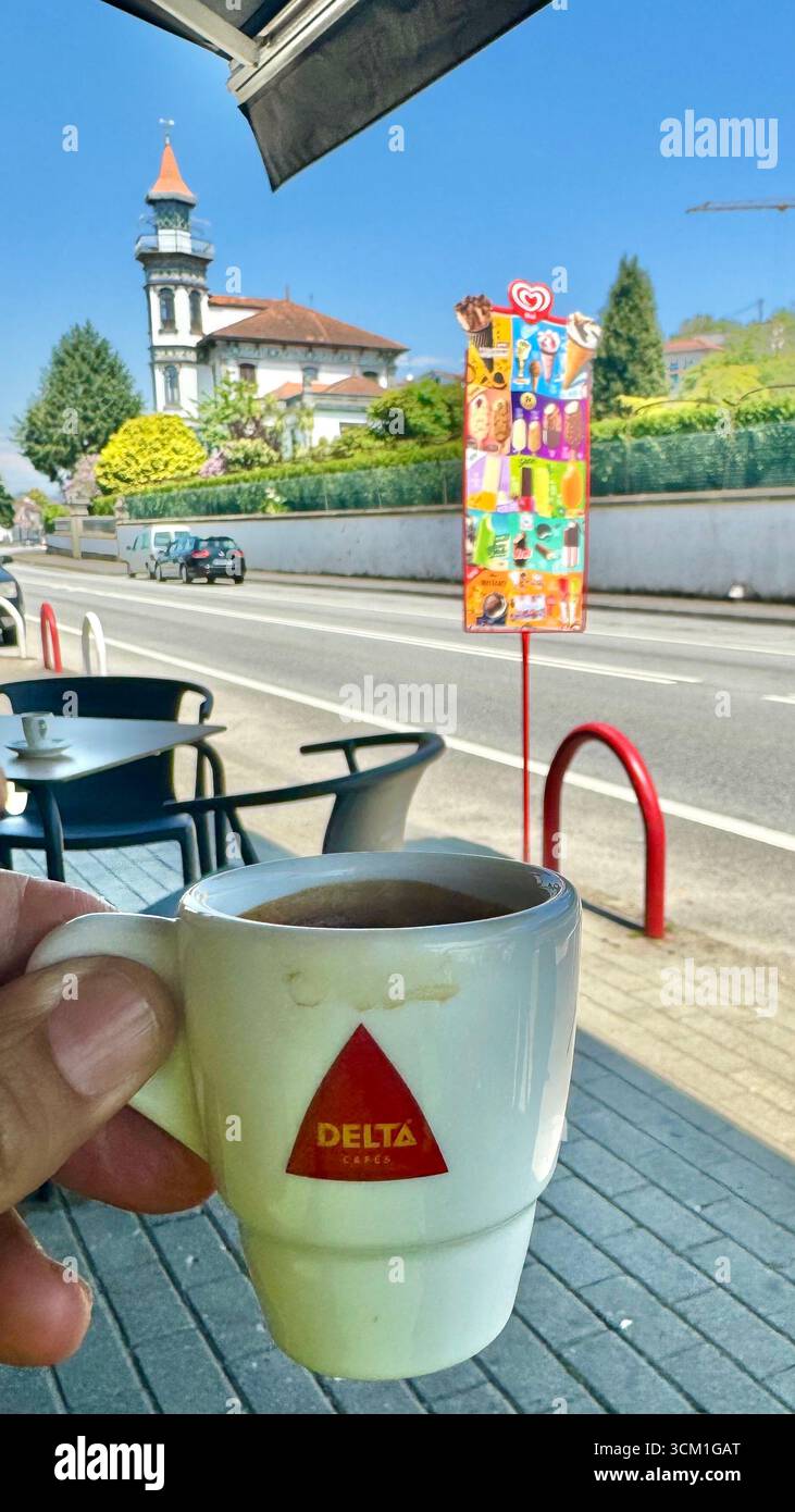 Tasse Espresso getrunken in Seixas Portugal - Smartphone-aufgenommenes Stockfoto