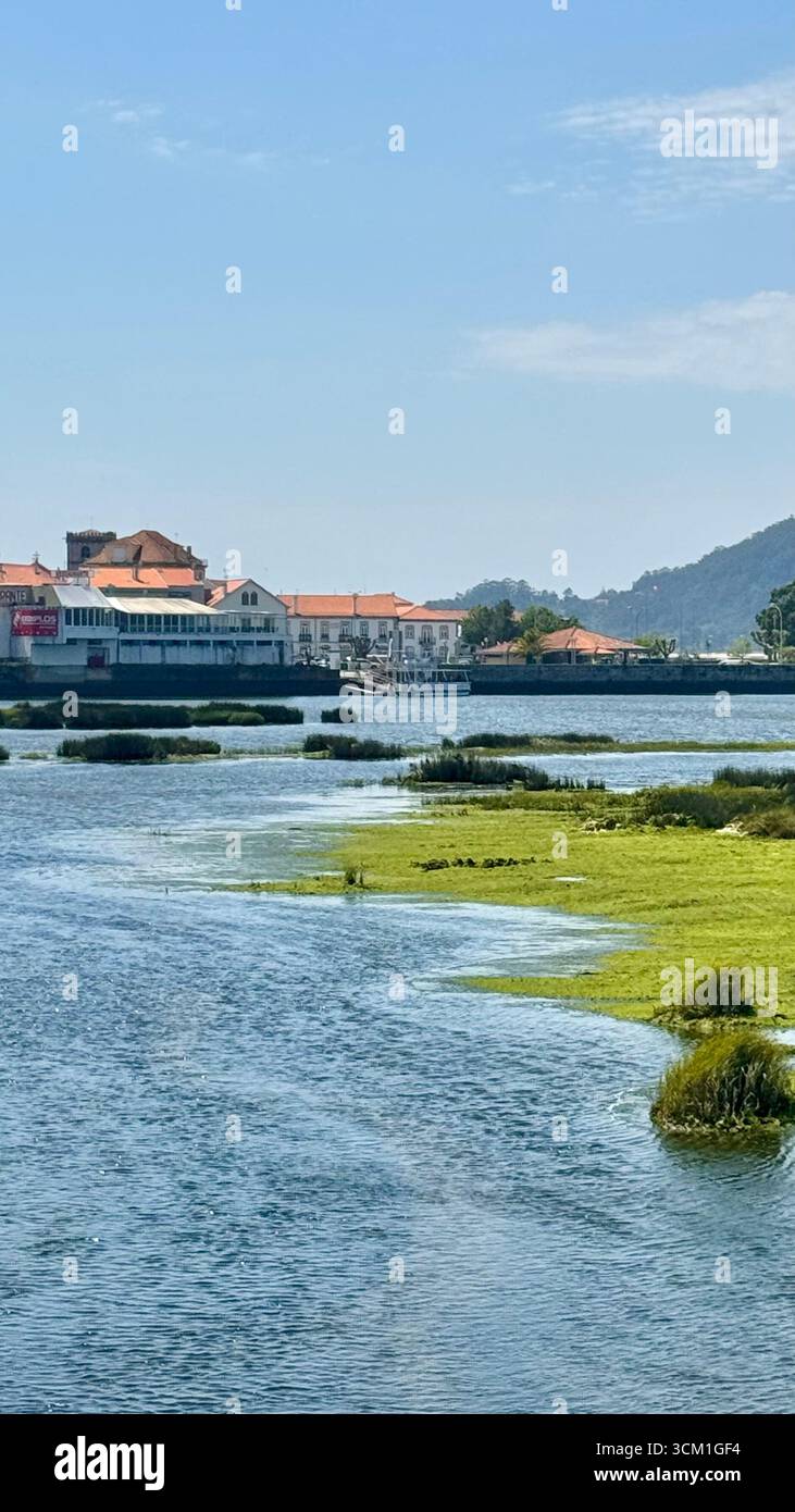 Stadt Caminha am Zusammenfluss von Minho und Coura Portugal. - Smartphone-aufgenommenes Stockfoto