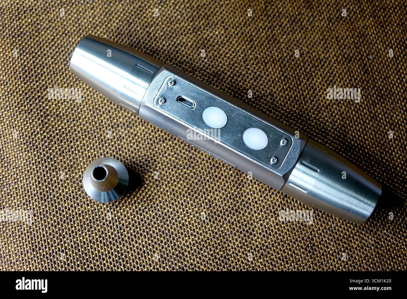 Eine spezielle UV-Taschenlampe wird präsentiert, die für Sammler und Antiquitätenhändler unverzichtbar ist, um die Echtheit von Jade- und Bernsteinsteinen tagsüber zu bewerten Stockfoto