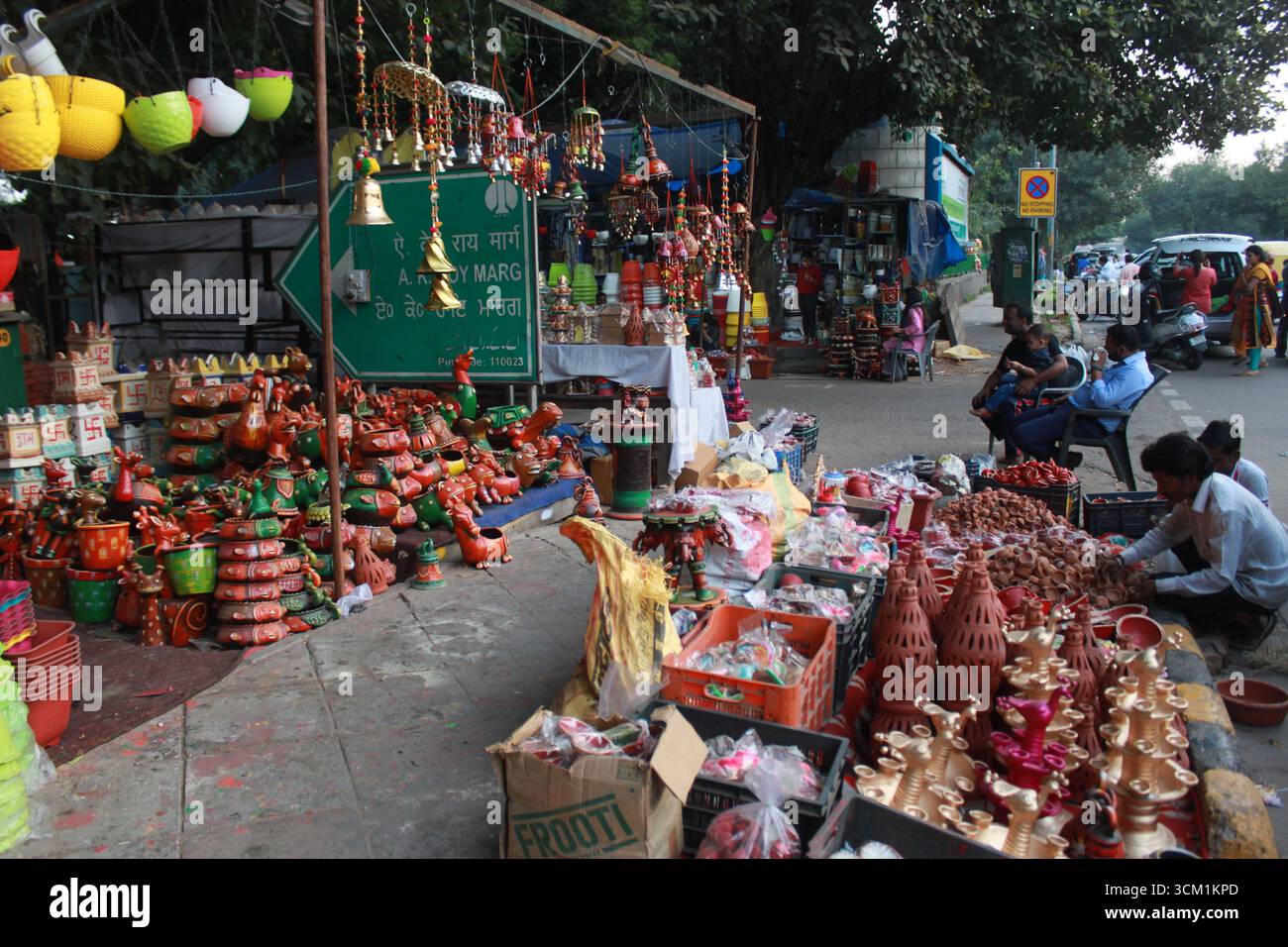 Eine lange Aufnahme eines Straßenmarktes um Diwali Zeit in der indischen Hauptstadt Delhi. Stockfoto