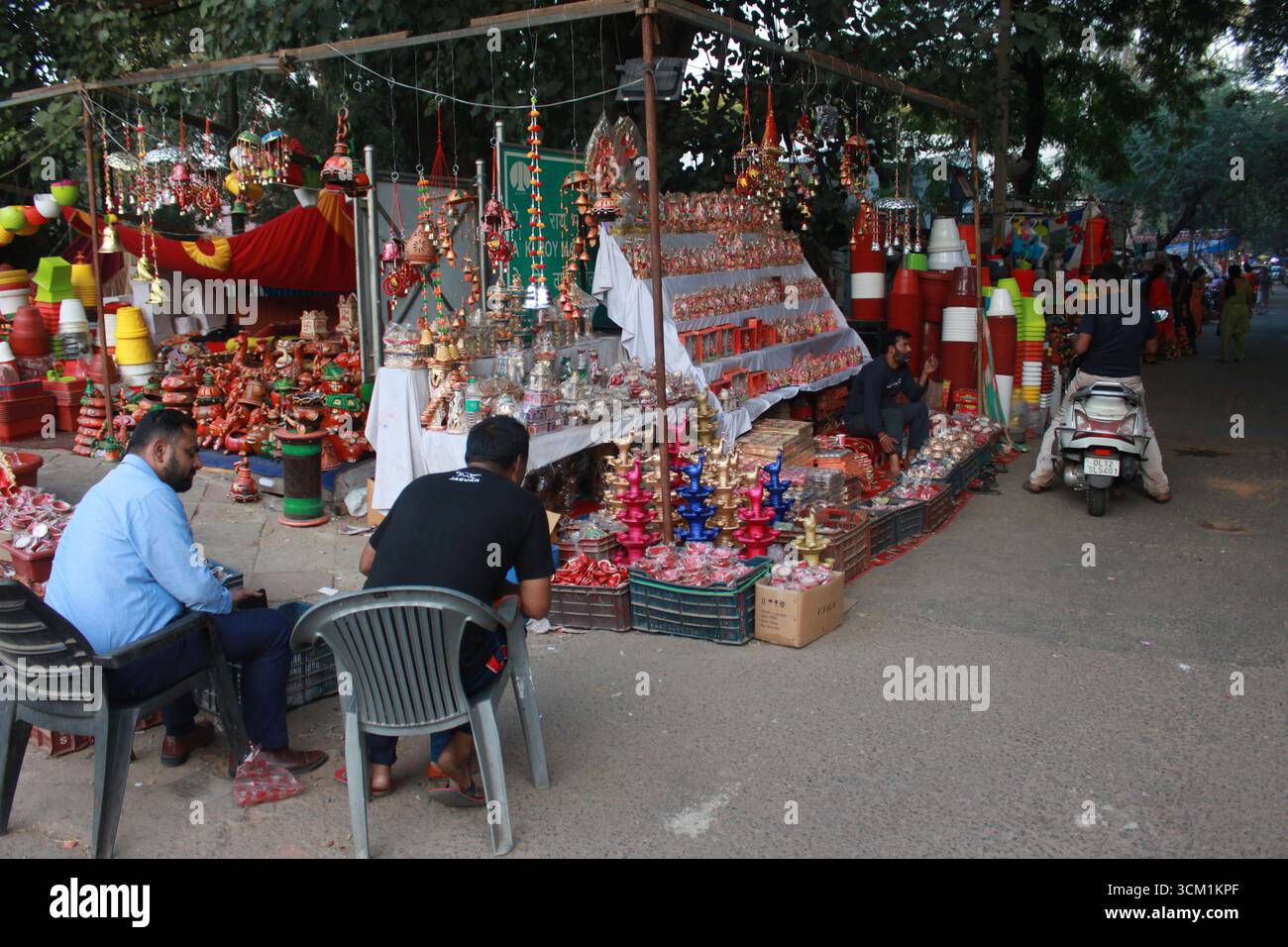 Eine lange Aufnahme eines Straßenmarktes um Diwali Zeit in der indischen Hauptstadt Delhi. Stockfoto
