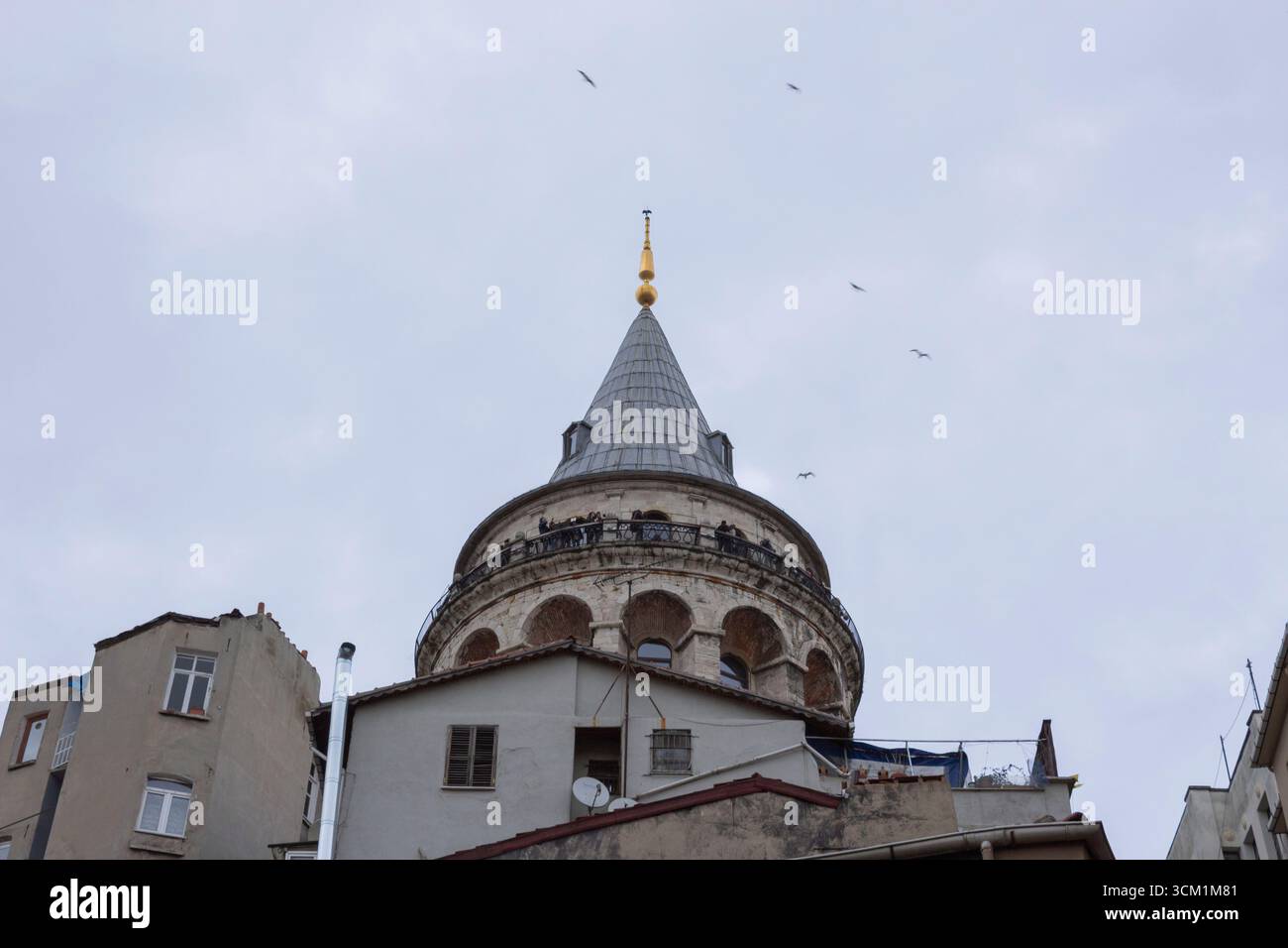 Historisches Wahrzeichen galata Turm vor einem weichen, bewölkten Himmel Stockfoto