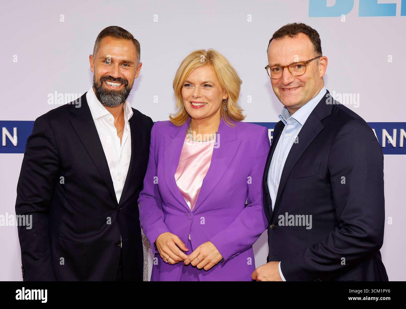 Daniel Funke Ehemann von Jens Spahn, Julia Klöckner, Jens Spahn bei der Bertelsmann Party 2025 in der Berliner Repräsentanz Bertelsmann unter den Linden 1. *** Daniel Funke Ehemann von Jens Spahn , Julia Klöckner, Jens Spahn bei der Bertelsmann Partei 2025 in der Bertelsmann Berliner Repräsentanz unter den Linden 1 Stockfoto