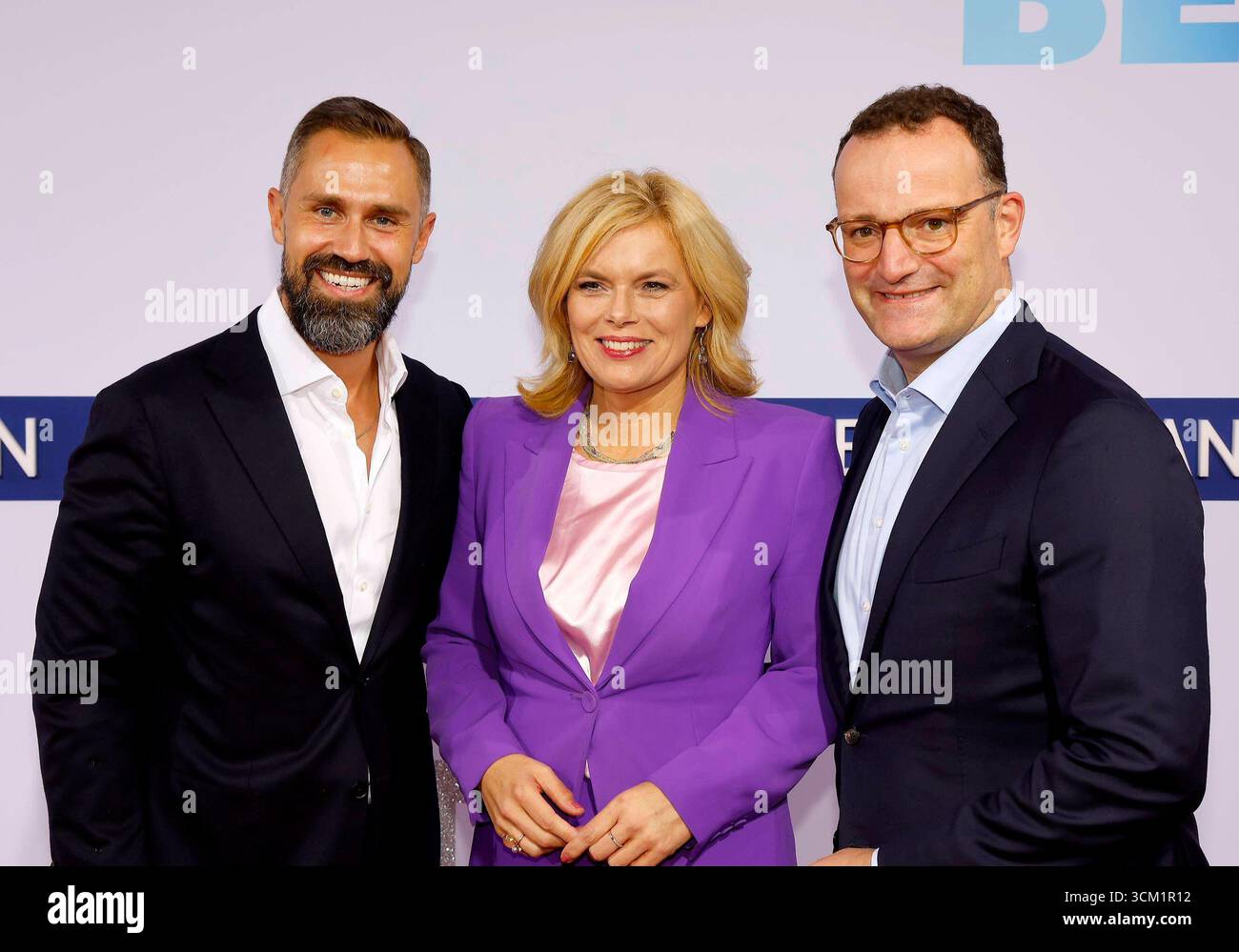 Daniel Funke Ehemann von Jens Spahn, Julia Klöckner, Jens Spahn bei der Bertelsmann Party 2025 in der Berliner Repräsentanz Bertelsmann unter den Linden 1. *** Daniel Funke Ehemann von Jens Spahn , Julia Klöckner, Jens Spahn bei der Bertelsmann Partei 2025 in der Bertelsmann Berliner Repräsentanz unter den Linden 1 Stockfoto