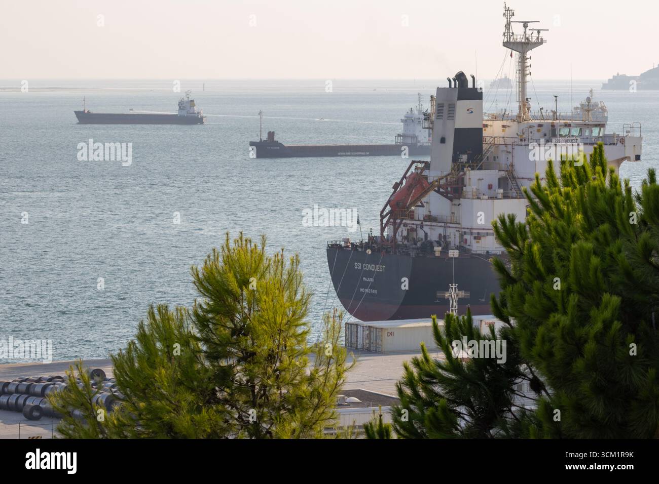 Frachtschiffe, die am Sadoport-Seehafen navigieren und dort angedockt haben, wobei der Seeverkehr und der Welthandel in setubal (portugal) hervorgehoben werden Stockfoto