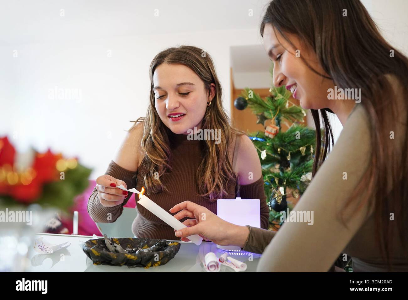 Frauen, die an Silvester Wünsche verbrennen Stockfoto