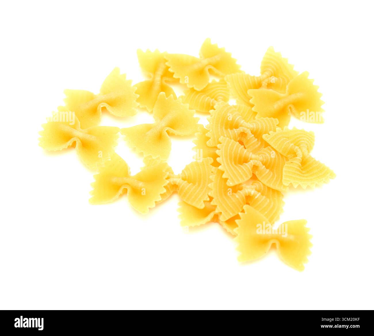 Farfalle, oder Schmetterlinge trockene Pasta, isoliert auf weißem Hintergrund Stockfoto