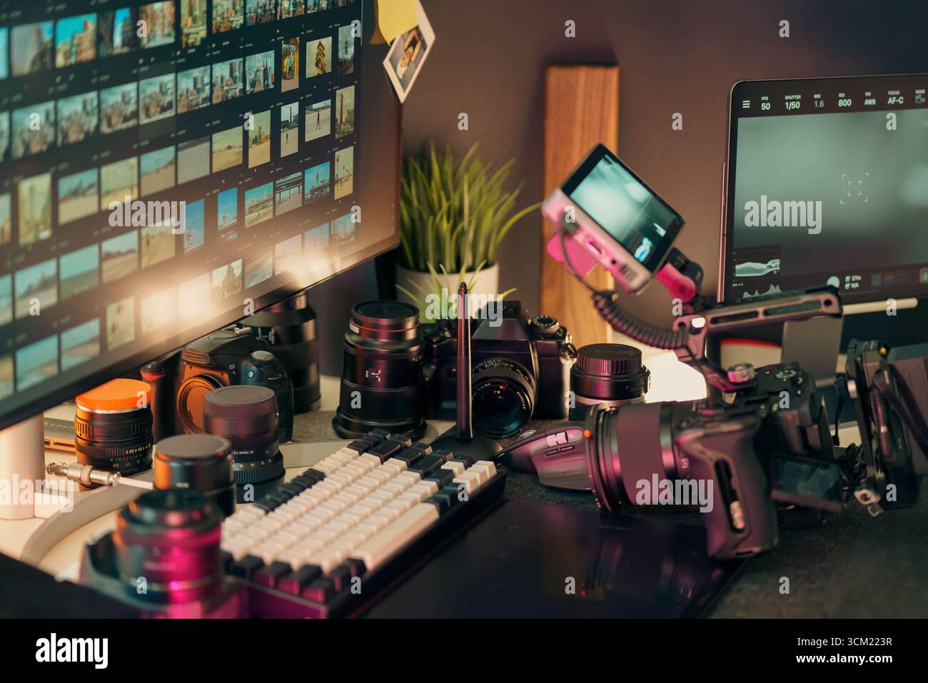 Videobearbeitung Content Creation Workspace Studio Setup mit professionellen Digitalkameras, Objektiven, Bearbeitungsmonitoren, Tastatur und Softwareschnittstelle VI Stockfoto