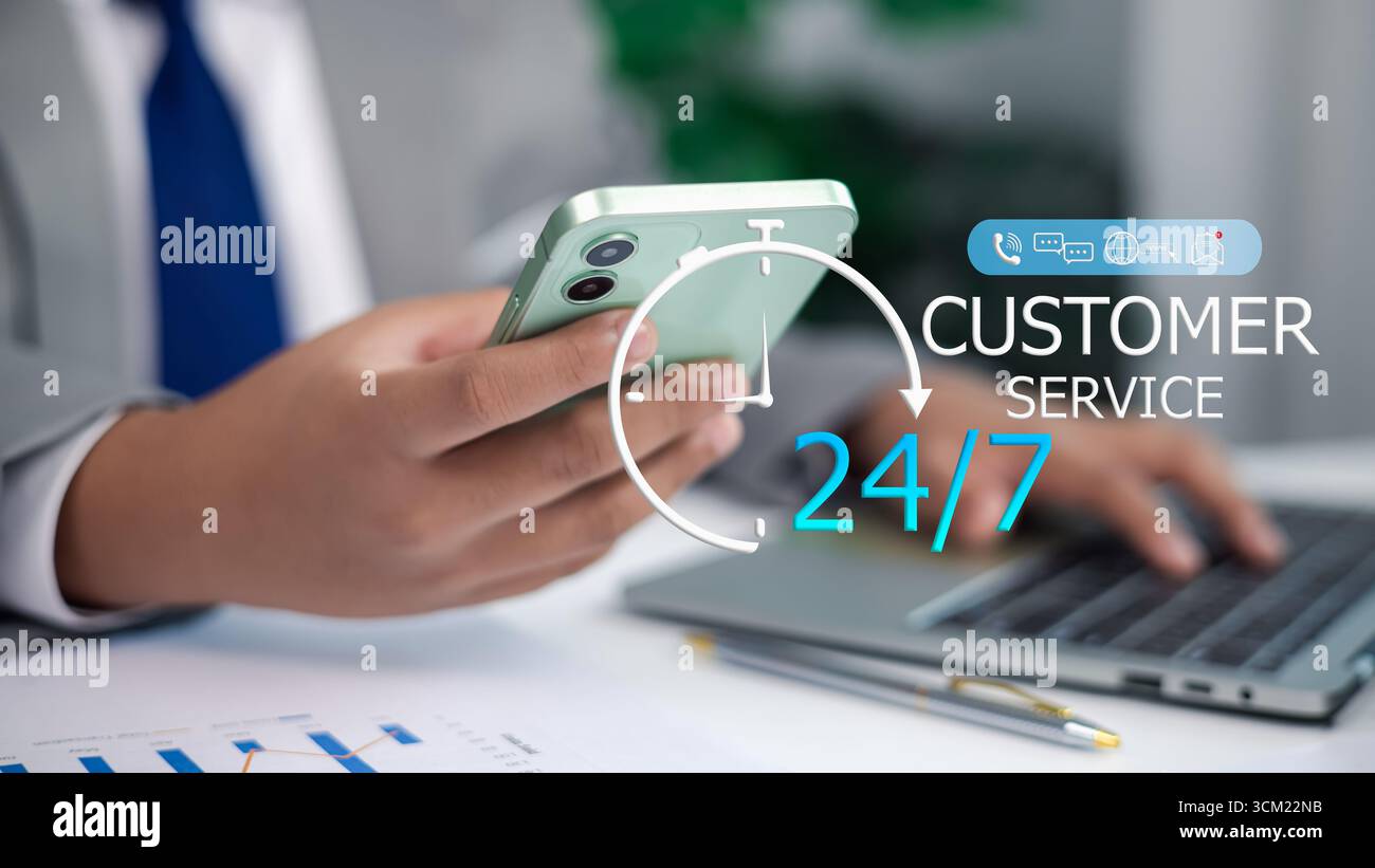 Geschäftsexperte mit Smartphone mit 24/7 Kundendienst, Symbolen für digitale Kommunikation, Online-Helpdesk und moderner Technologie für gl Stockfoto
