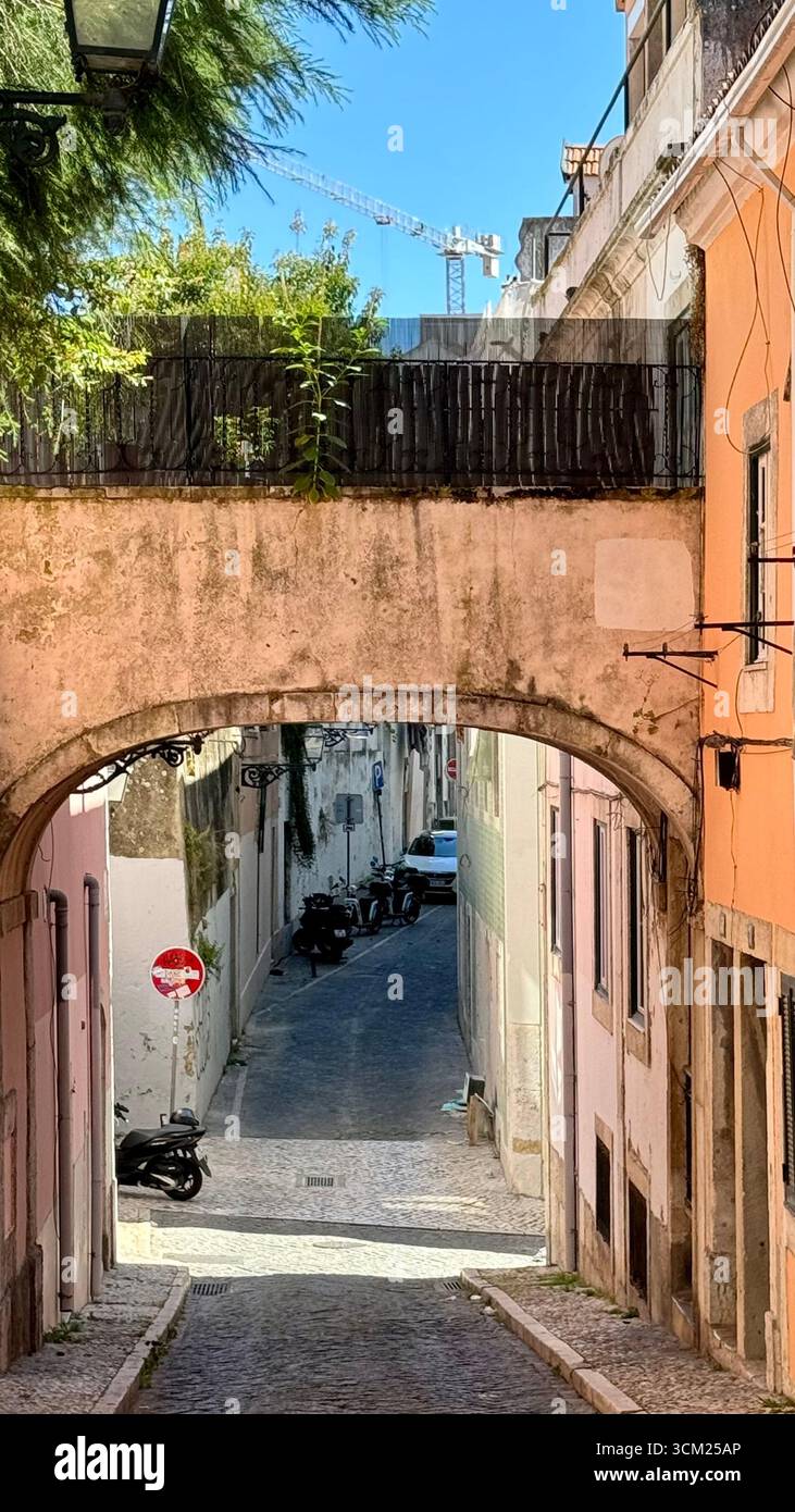 Fußgängerbrücke mit kleinem Garten über eine enge Straße in Lissabon Portugal - Smartphone-aufgenommenes Stockfoto