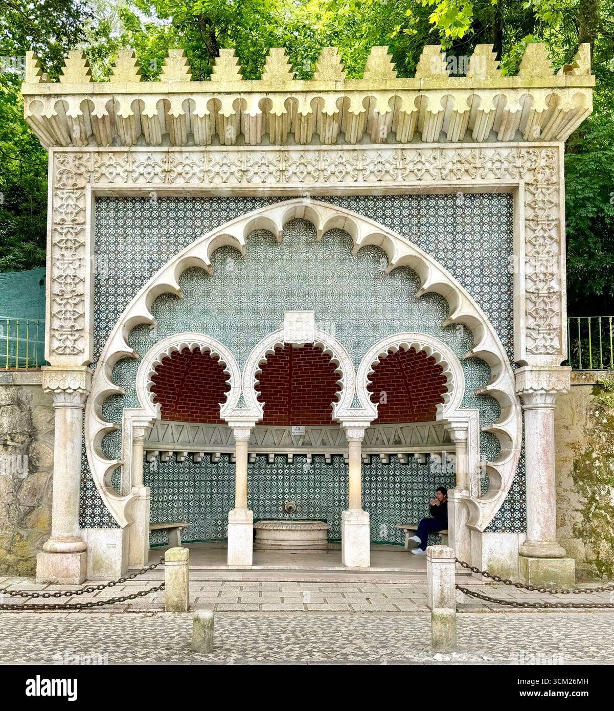 Maurischer Brunnen Fonte Mourisca mit traditionellen Azulejo-Fliesen im Freedom Park im historischen Zentrum von Sintra Lissabon - Smartphone-aufgenommenes Stockfoto