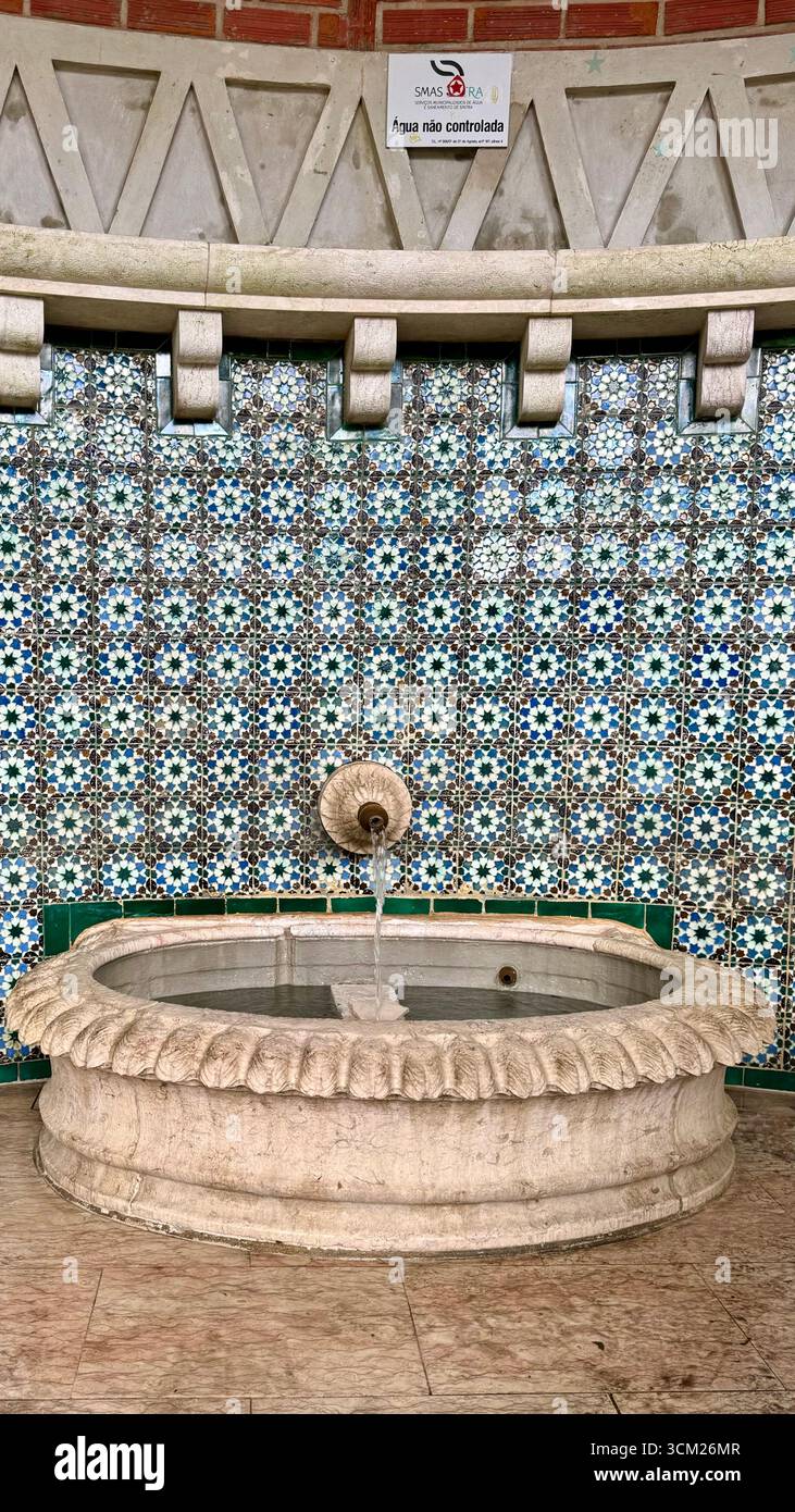 Maurischer Brunnen Fonte Mourisca mit traditionellen Azulejo-Fliesen im Freedom Park im historischen Zentrum von Sintra Lissabon - Smartphone-aufgenommenes Stockfoto