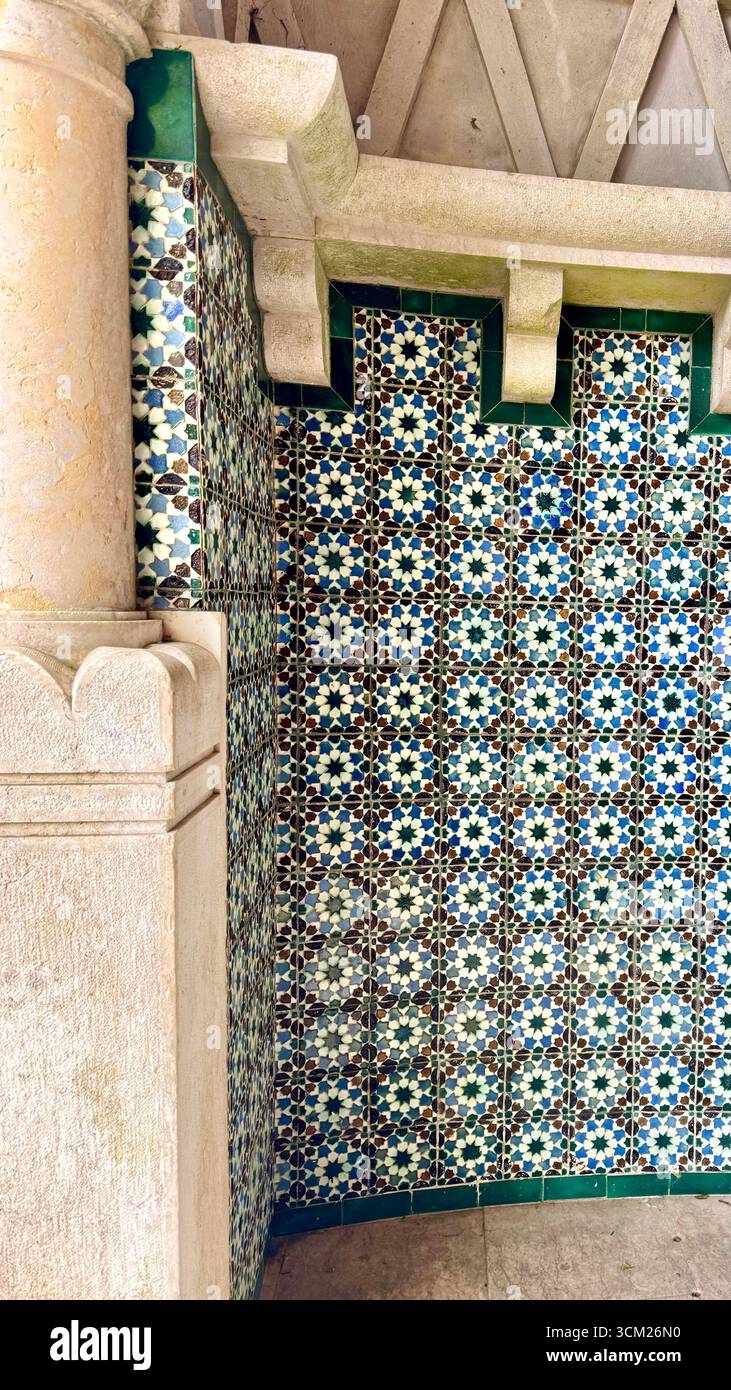 Maurischer Brunnen Fonte Mourisca mit traditionellen Azulejo-Fliesen im Freedom Park im historischen Zentrum von Sintra Lissabon - Smartphone-aufgenommenes Stockfoto