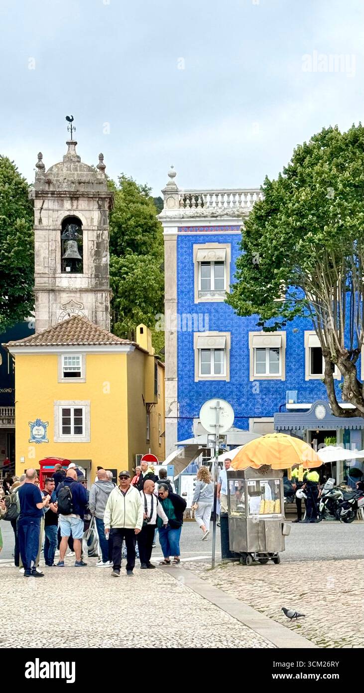 Eine Tourgruppe im historischen Zentrum von Sintra Portugal - Smartphone-aufgenommenes Stockfoto