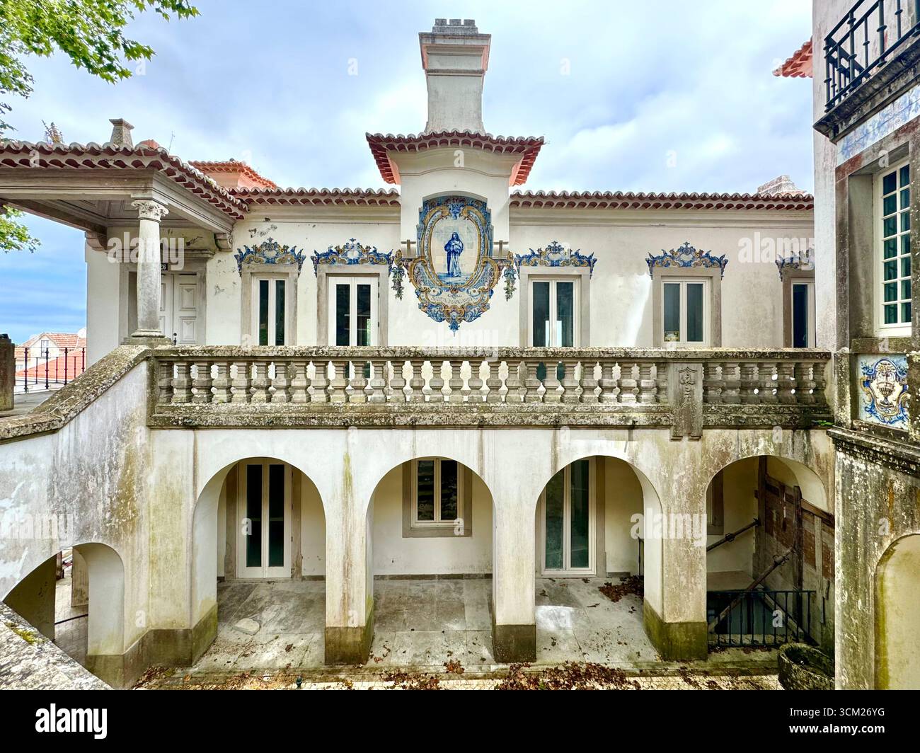 Dekoratives Gebäude mit Azulejos-Fliesen in Sintra Portugal - Smartphone-aufgenommenes Stockfoto