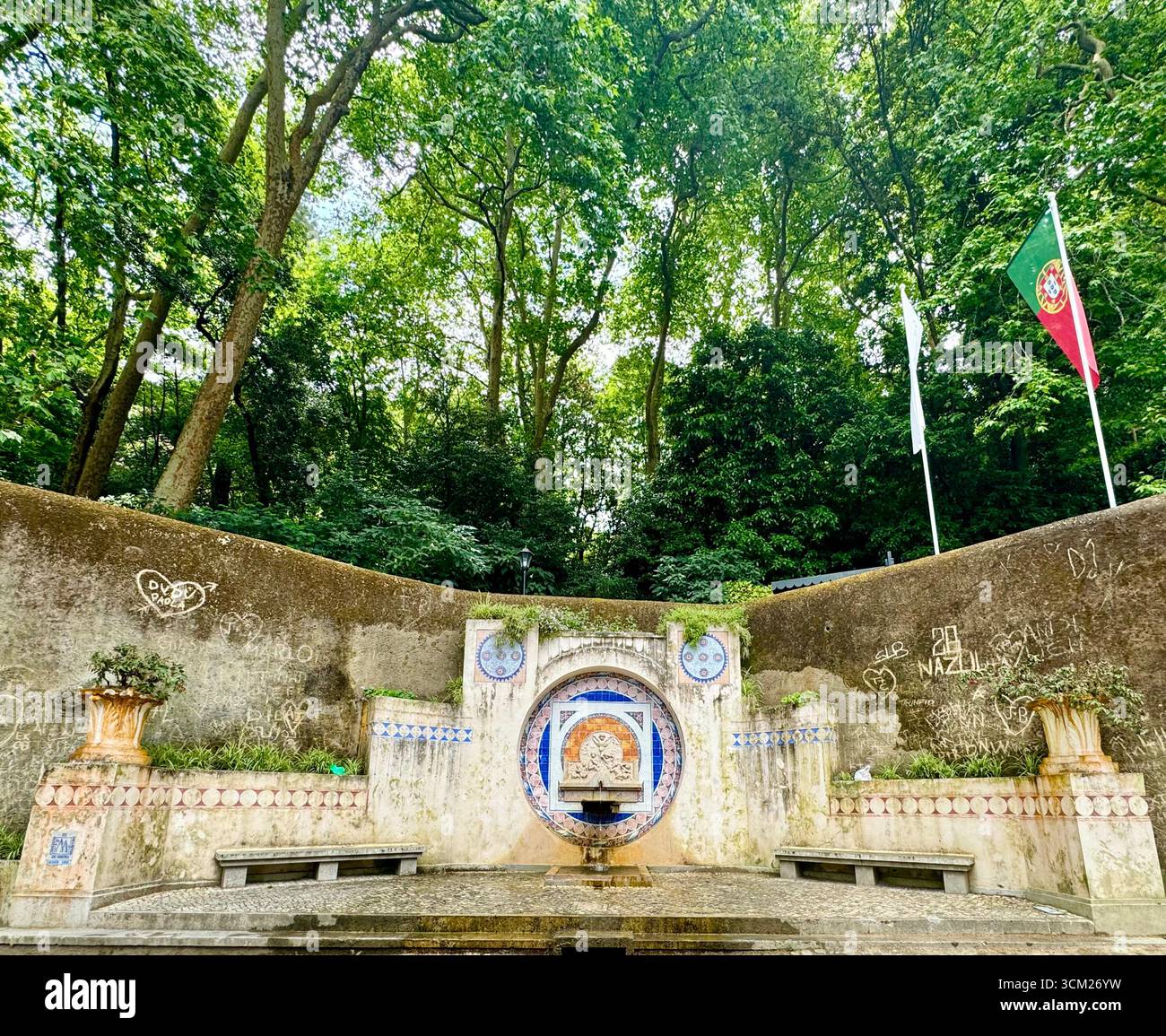 Der arabische Brunnen Fonte dos Pisões ist mit traditionellen Azulejos-Fliesen im Weltkulturerbe Sintra Portugal dekoriert - Smartphone-aufgenommenes Stockfoto
