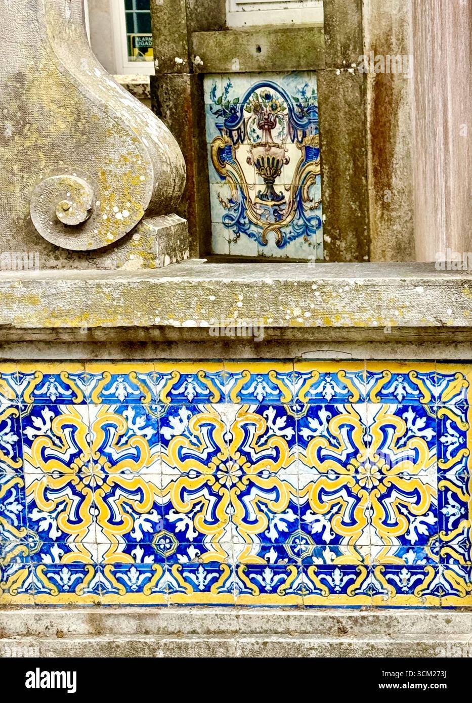 Dekorative Keramik traditionelle Azulejo Fliesen an einer Wand eines Gebäudes in Sintra Portugal - Smartphone-aufgenommenes Stockfoto