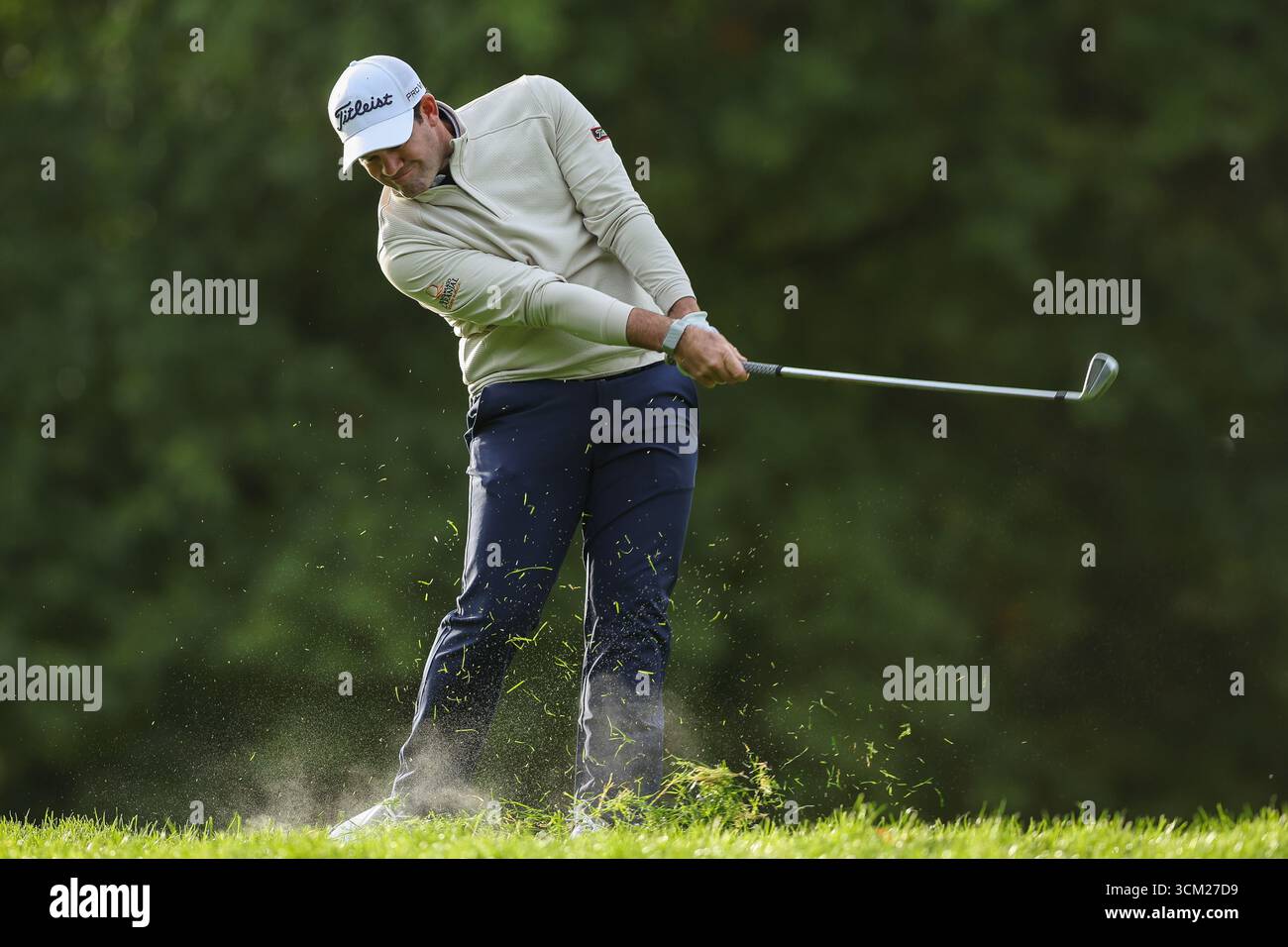 Wentworth Club, London, Großbritannien. September 2025. Die Finalrunde der BMW PGA Championship; Ricardo Gouveia aus Portugal trifft auf das 1. Loch Credit: Action Plus Sports/Alamy Live News Stockfoto