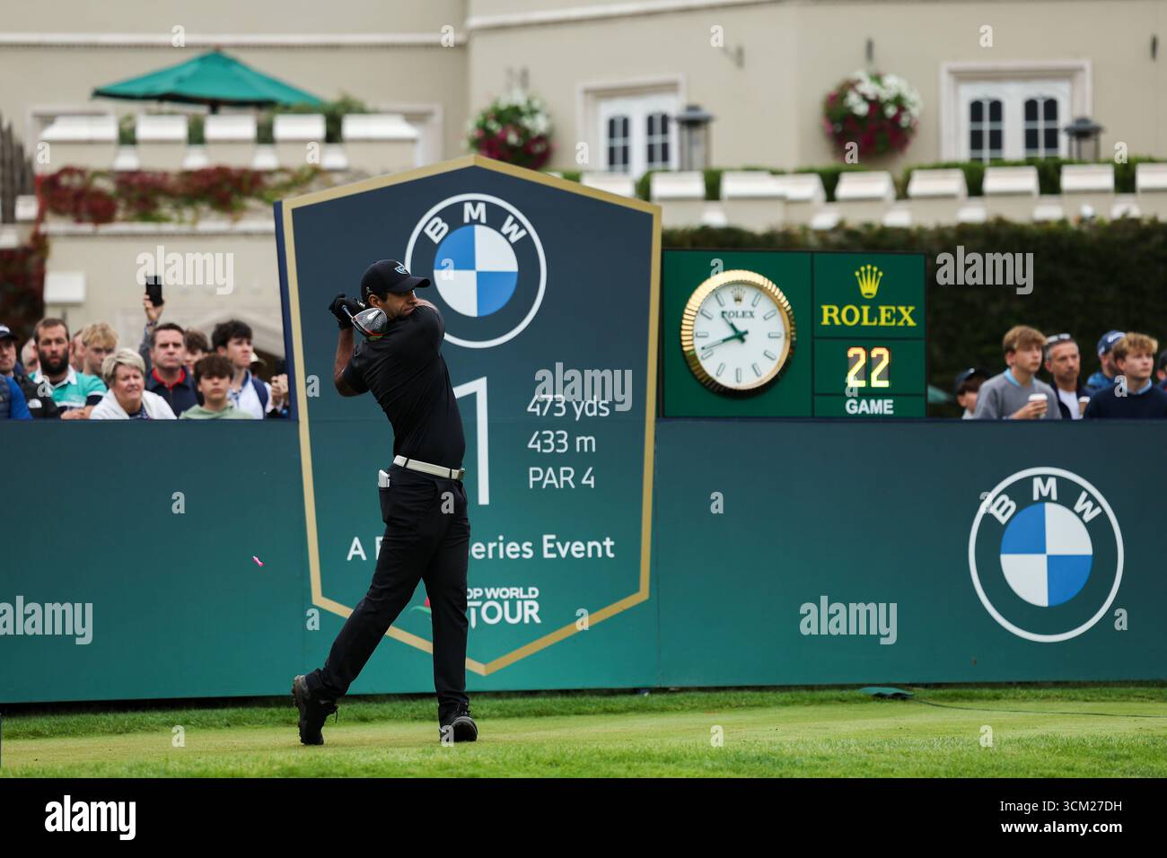 Wentworth Club, London, Großbritannien. September 2025. Die Finale Runde der BMW PGA Championship; Aaron Rai aus England schlägt im 1. Loch Credit: Action Plus Sports/Alamy Live News ab Stockfoto