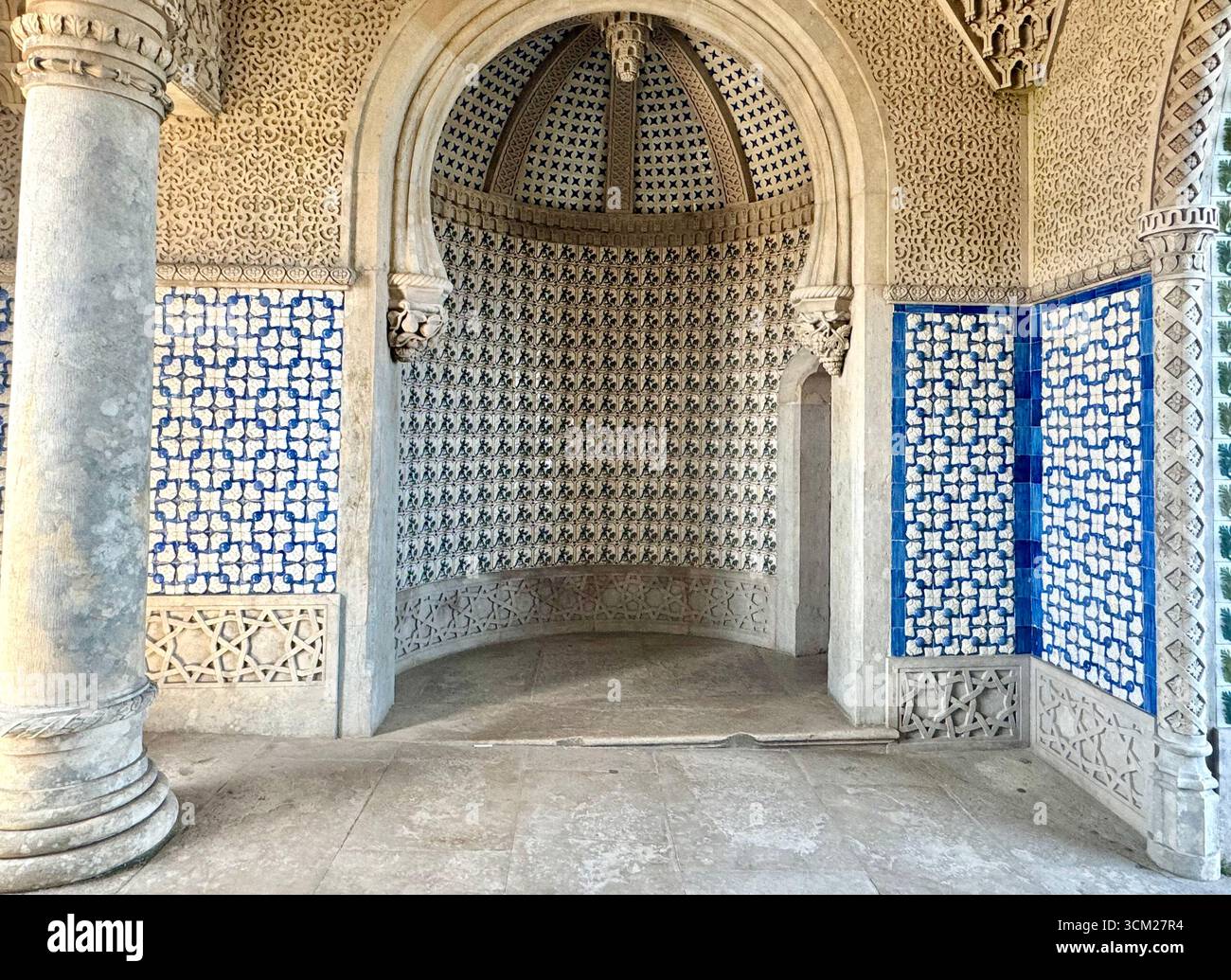 UNESCO-Weltkulturerbe Pena Palace im Naturpark Sintra-Cascais Sintra Portugal - Smartphone-aufgenommenes Stockfoto