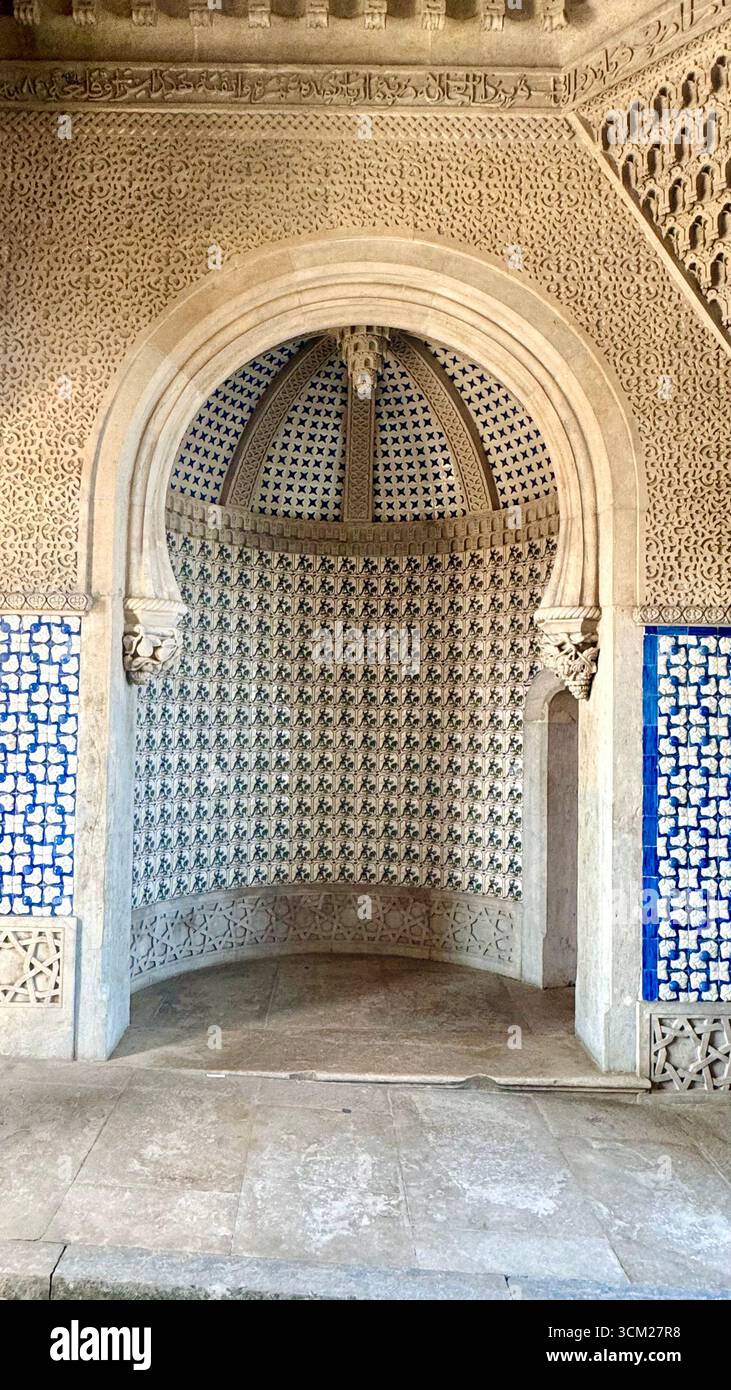 UNESCO-Weltkulturerbe Pena Palace im Naturpark Sintra-Cascais Sintra Portugal - Smartphone-aufgenommenes Stockfoto