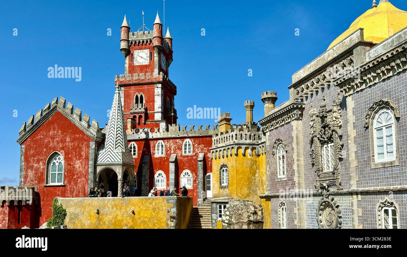 UNESCO-Weltkulturerbe Pena Palace im Naturpark Sintra-Cascais Sintra Portugal - Smartphone-aufgenommenes Stockfoto