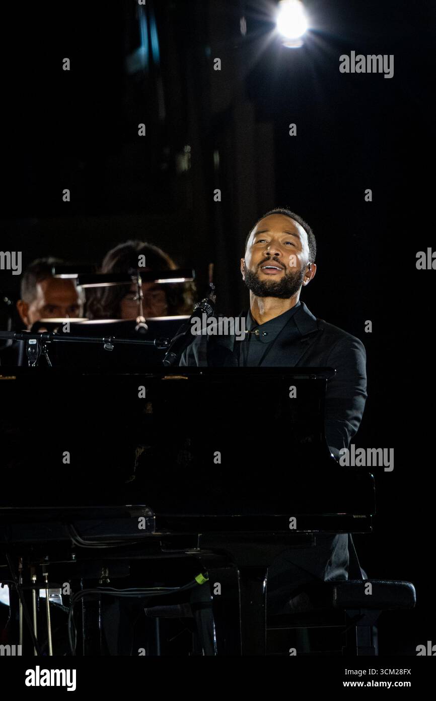 Vatikanstadt, Vatikan, am 13. September 2025. John Legend tritt auf der Bühne während der Veranstaltung „Grace for the World“ auf dem Petersplatz auf. Credits: Stefano Costantino TTL / Alamy Live News Stockfoto