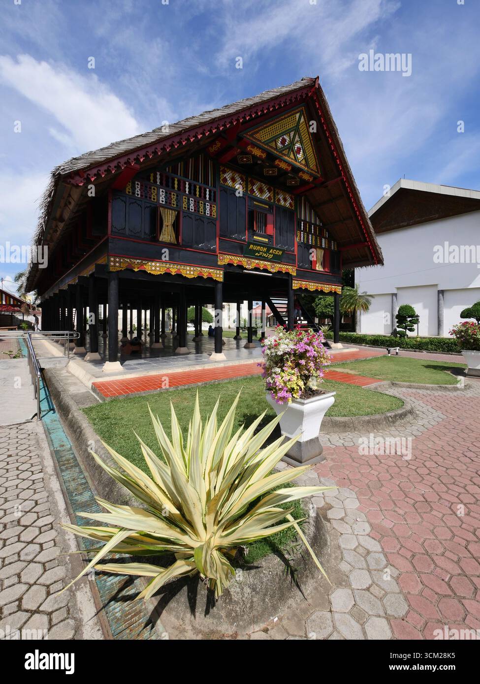 Traditionelles Acehnesisches Haus Rumoh Aceh in Banda Aceh, Indonesien. Erhöhte Holzstruktur mit kulturellem Design und historischer Architektur Stockfoto