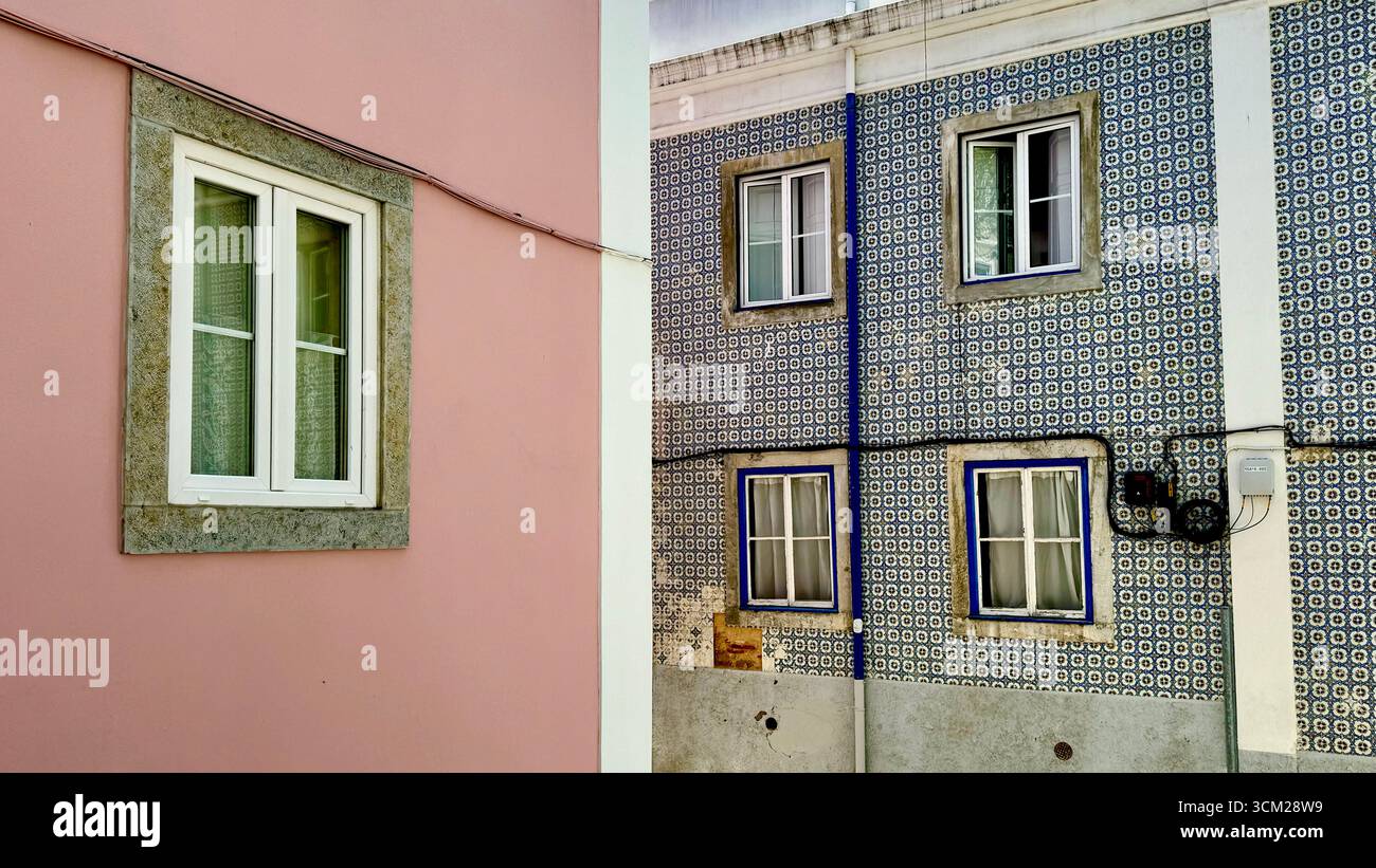Kontrastierende Wände von Gebäuden in Alfama traditionelle Azulejo-Fliesen und pastellfarbene putzte Wand Lissabon Portugal - Smartphone-aufgenommenes Stockfoto