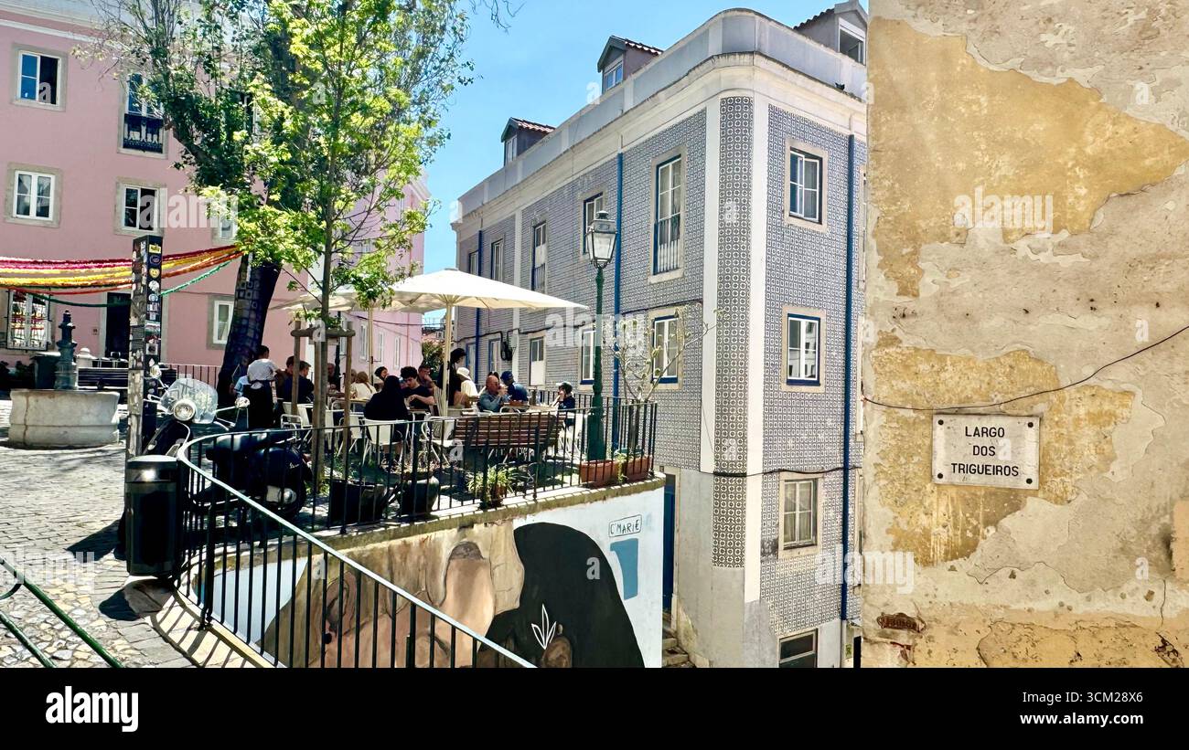Essen im Freien in Alfama Lissabon Portugal - Smartphone-aufgenommenes Stockfoto