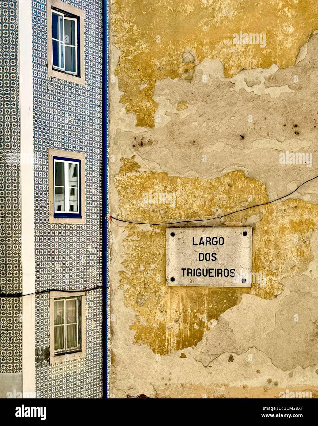 Kontrastierende Wände von Gebäuden in Alfama traditionelle Azulejo-Fliesen und rustikale verwitterte Wand Lissabon Portugal - Smartphone-aufgenommenes Stockfoto