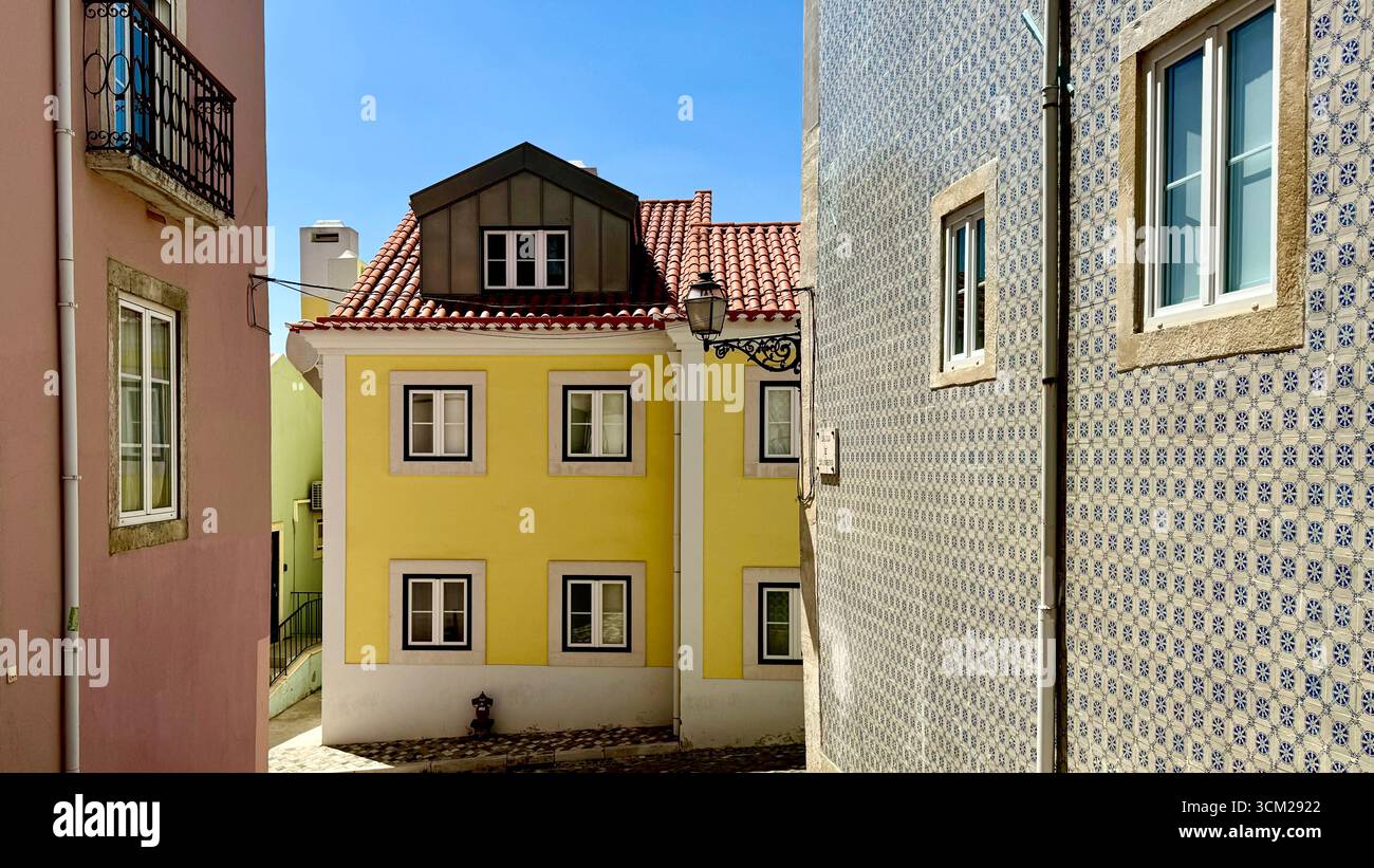 Patel-farbige Wohnhäuser in Alfama Lissabon Portugal - Smartphone-aufgenommenes Stockfoto
