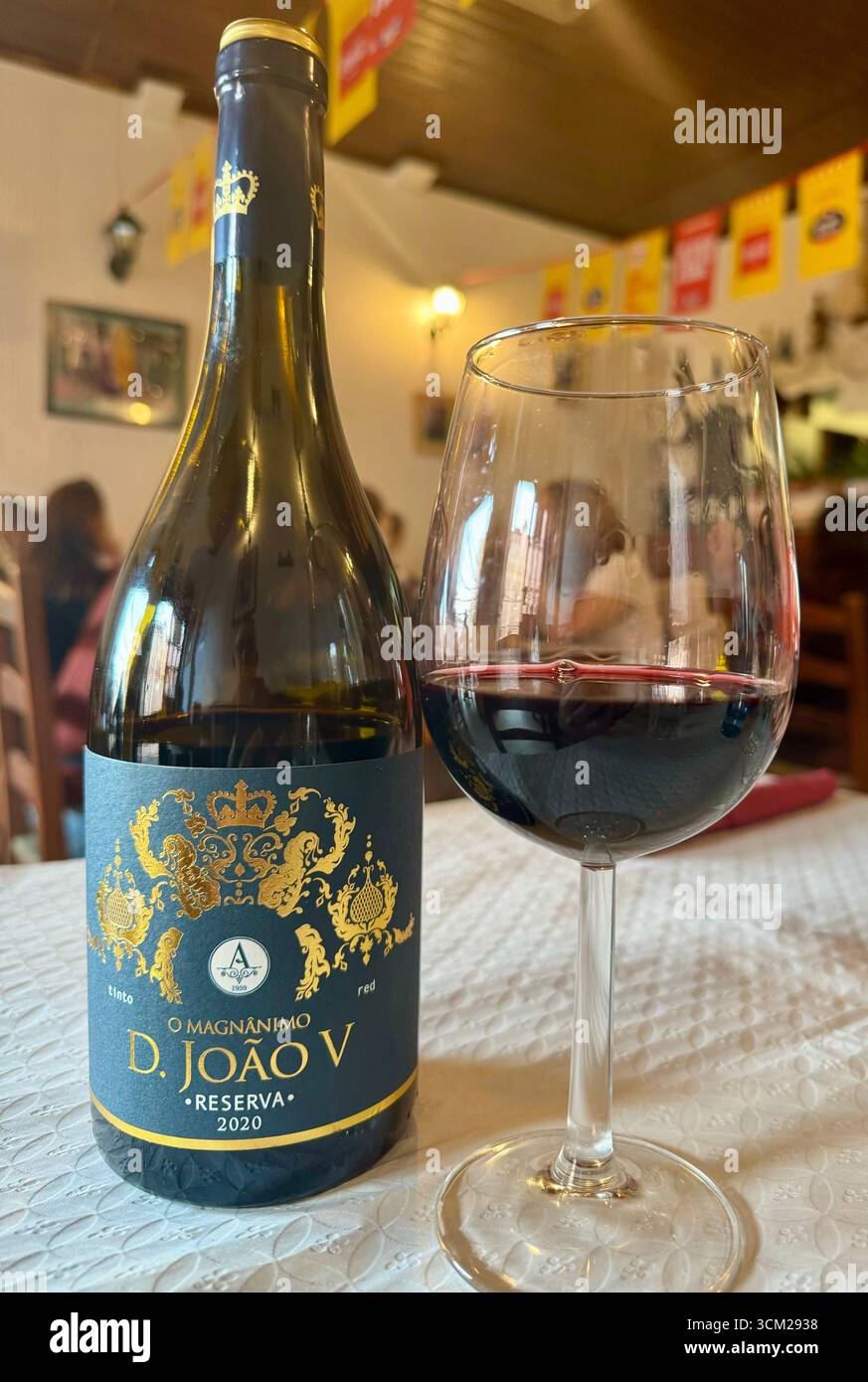 Flasche O MAGNÂNIMO D. João V 2020 Rotwein mit Weinglas Stockfoto