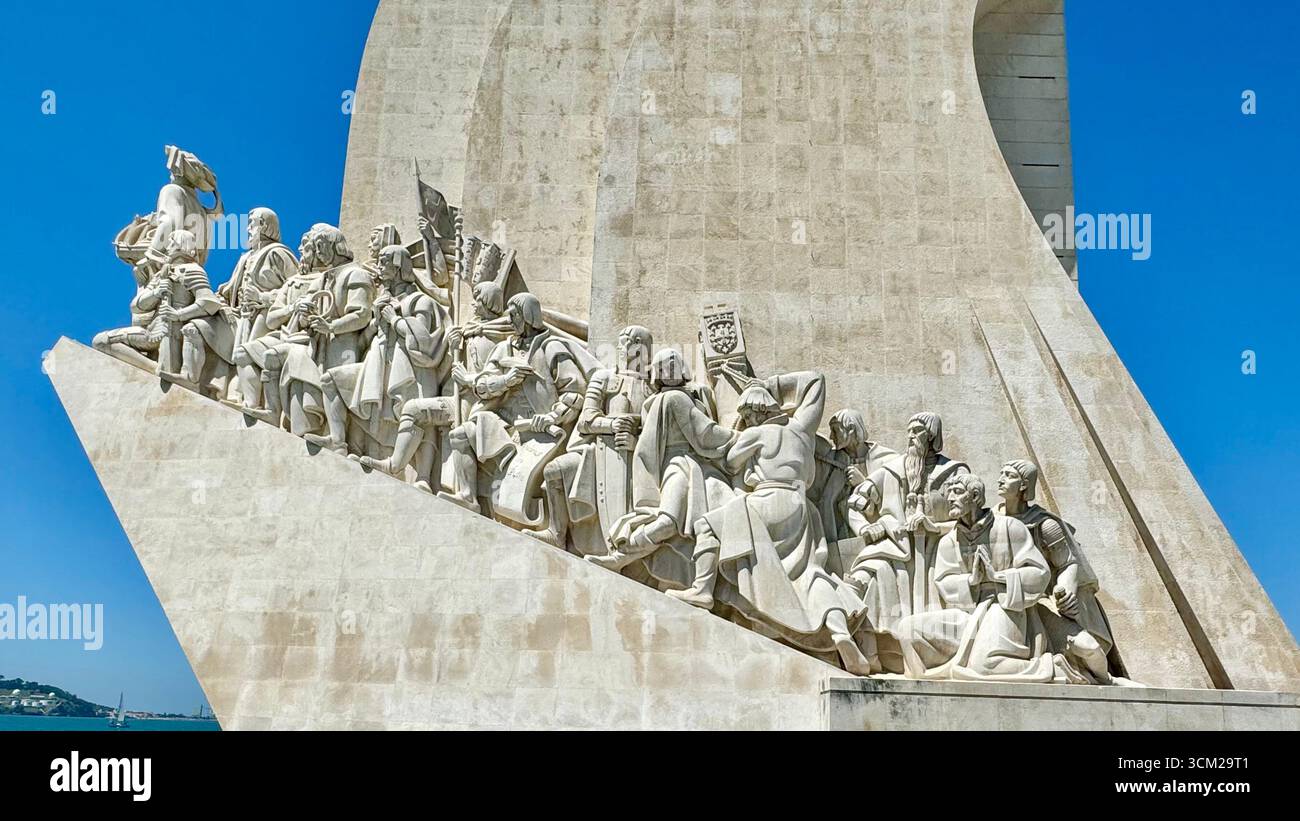 Denkmal der Entdeckungen am Ufer des Flusses Tejo, das Portugals Zeitalter der Entdeckung in Lissabon feiert. Stockfoto