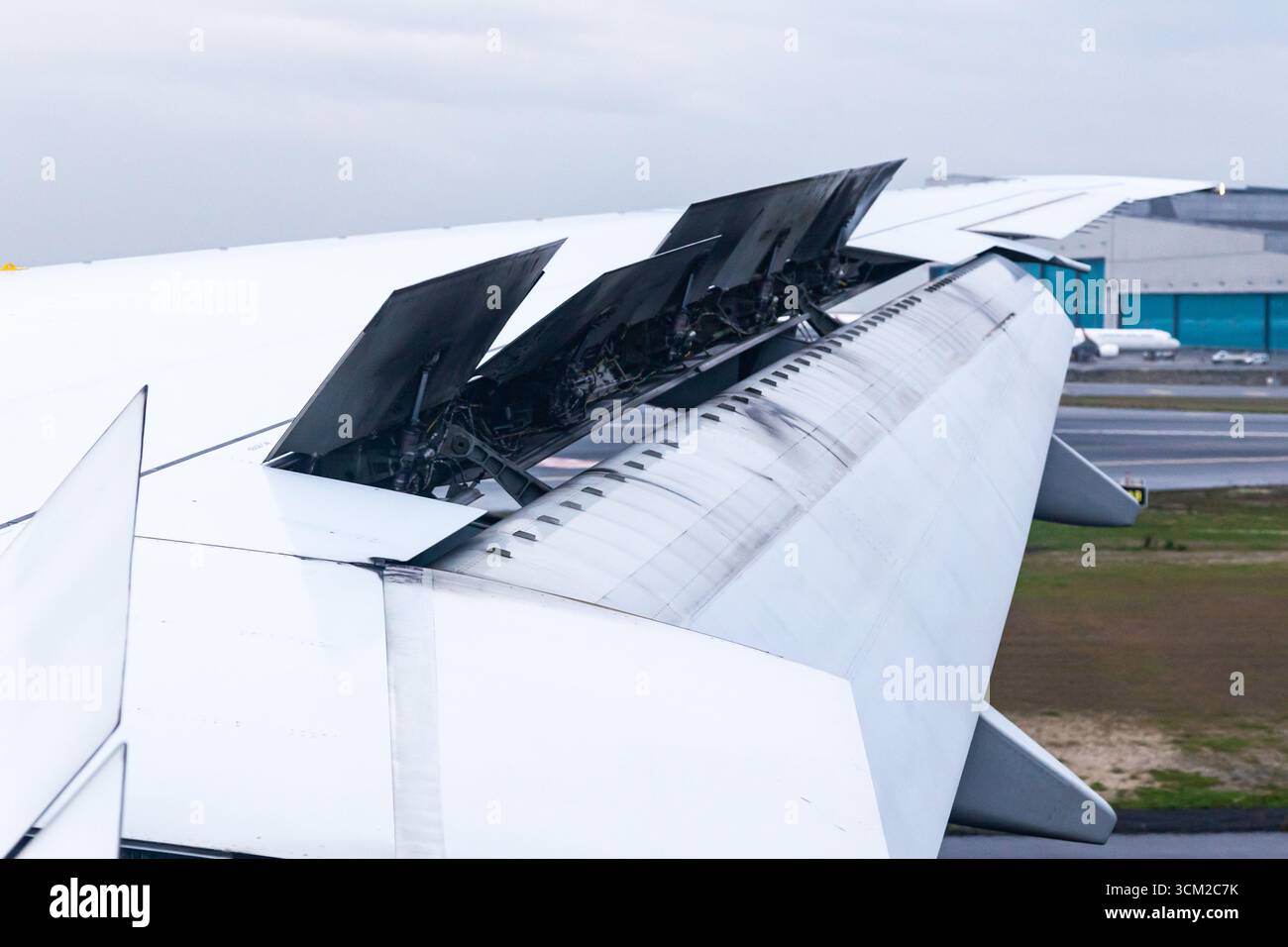 Flugzeugflügel mit vollständig ausgefahrenen Klappen und Leisten beim Landeanflug, Nahaufnahme Stockfoto