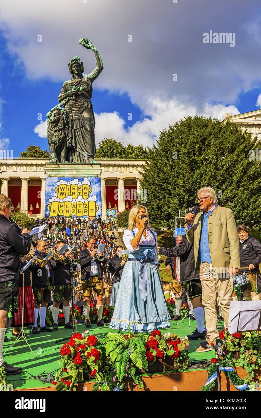 Aufführung des Volksmusikduos Marianne und Michael auf der Bühne des Bayrischen Rundfunks im Wiesnwirte Platzkonzert, unterhalb der Statue des BAV Stockfoto
