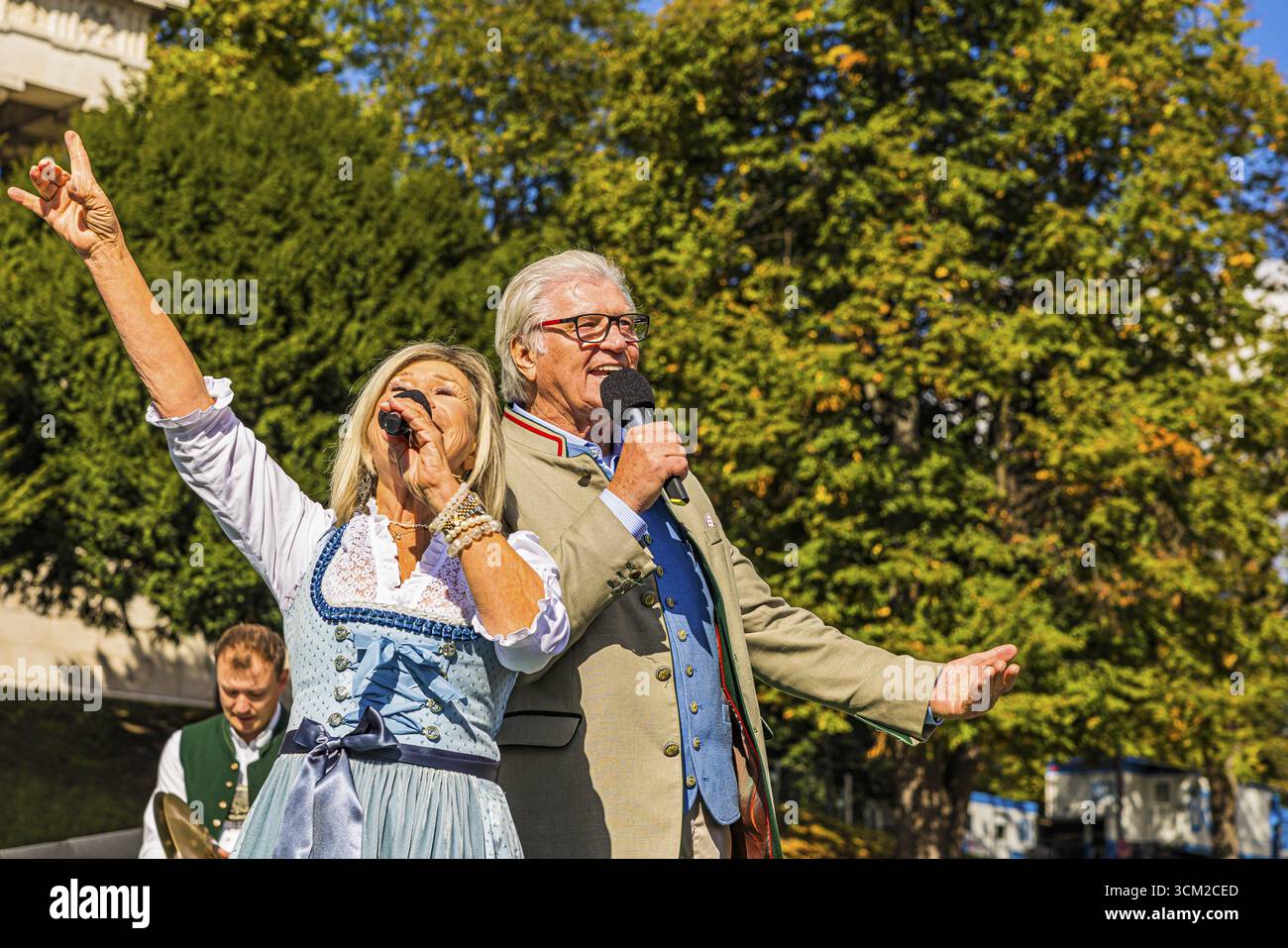 Aufführung des Volksmusikduos Marianne und Michael auf der Bühne des Bayrischen Rundfunks, Wiesnwirte Platzkonzert, Festwiese, Theresienwiese, OK Stockfoto