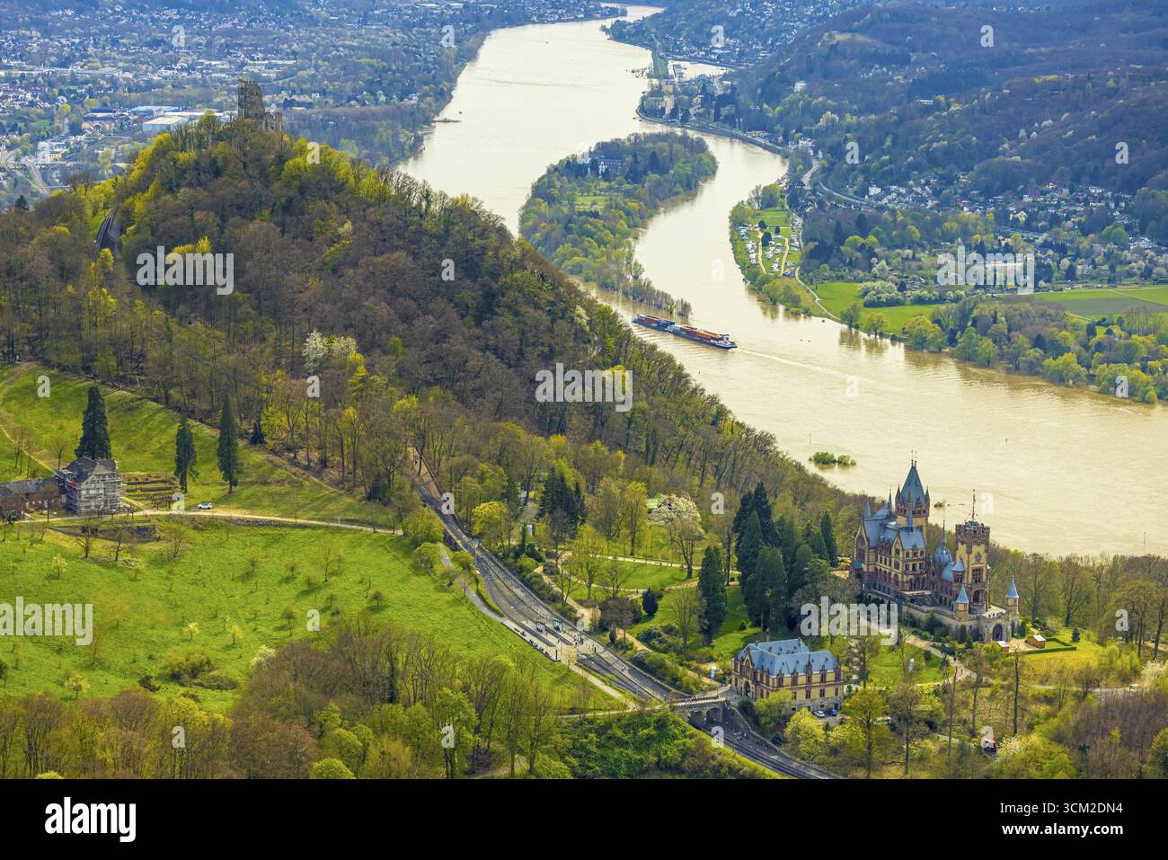 Aus der Vogelperspektive, Drachenfels, mittelalterliche Burgruine mit Blick auf das Rheintal und die Insel Nonnenwerth, Burg Drachenburg am Rhein,¿½ Stockfoto