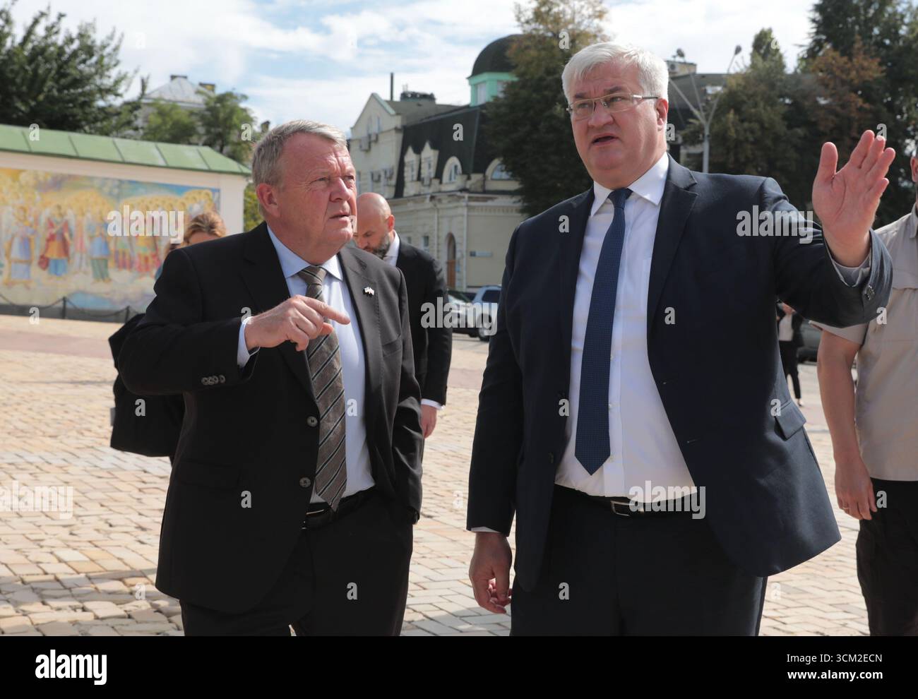 Nicht ausschließlich: Ukrainischer Außenminister Andrii Sybiha (R) und dänischer Außenminister Lars Lokke Rasmussen, die auf einem Offizia in der Hauptstadt ankamen Stockfoto