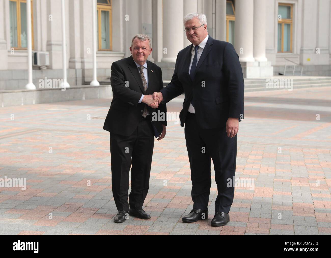 Nicht ausschließlich: Ukrainischer Außenminister Andrii Sybiha (R) und dänischer Außenminister Lars Lokke Rasmussen, die auf einem Offizia in der Hauptstadt ankamen Stockfoto