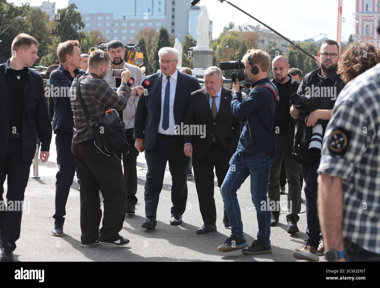 Nicht exklusiv: Ukrainischer Außenminister Andrii Sybiha (C) spricht während eines Treffens mit dem dänischen Außenminister Lars Lokke Rasmussen, wh, vor den Medien Stockfoto