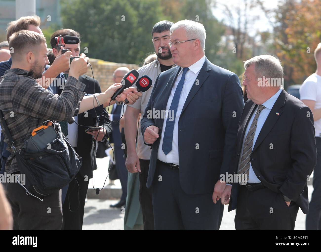 Nicht exklusiv: Ukrainischer Außenminister Andrii Sybiha (C) spricht bei einem Treffen mit dem dänischen Außenminister Lars Lokke Rasmussen (R) vor den Medien Stockfoto