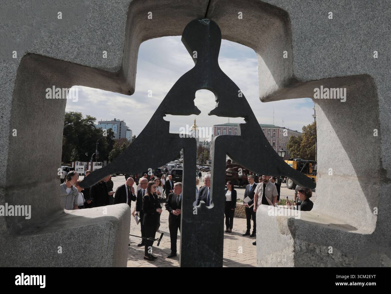 Nicht exklusiv: Ukrainischer Außenminister Andrii Sybiha und dänischer Außenminister Lars Lokke Rasmussen (C, R-L), die auf einem an in die Hauptstadt kamen Stockfoto