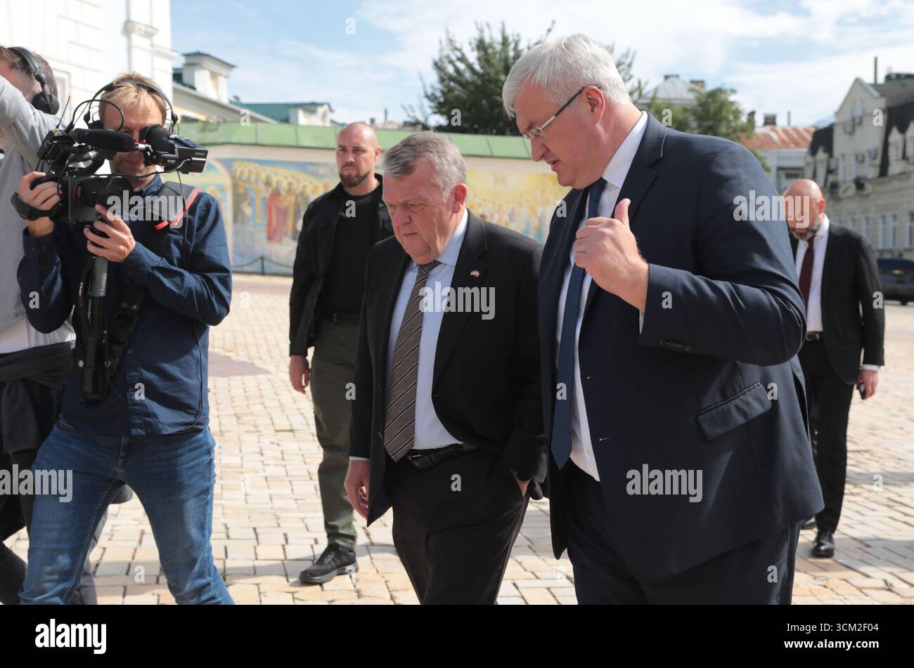 Nicht ausschließlich: Ukrainischer Außenminister Andrii Sybiha (R) und dänischer Außenminister Lars Lokke Rasmussen, die auf einem Offizia in der Hauptstadt ankamen Stockfoto