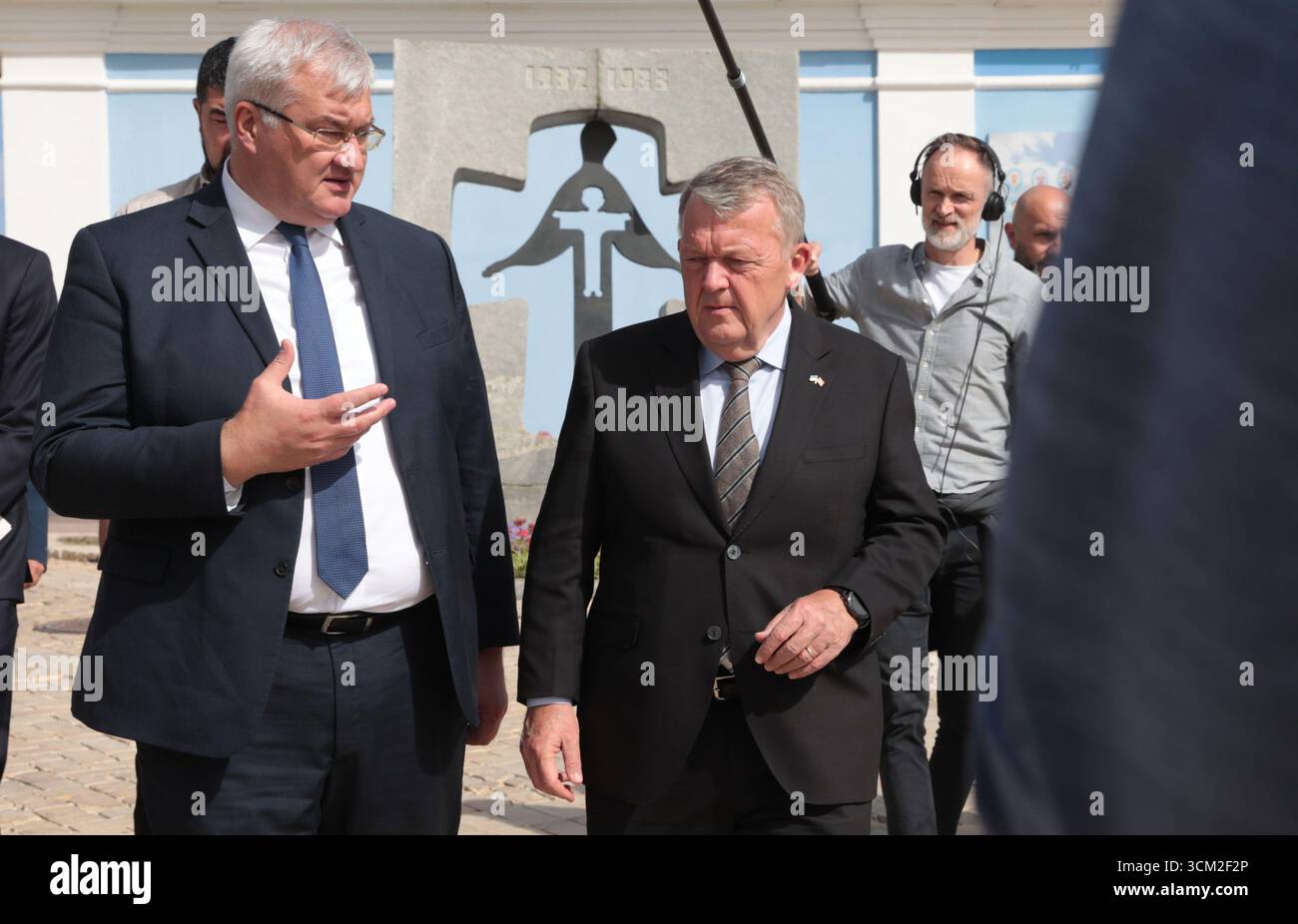 Nicht ausschließlich: Ukrainischer Außenminister Andrii Sybiha (L) und dänischer Außenminister Lars Lokke Rasmussen, die auf einem Offizia in der Hauptstadt ankamen Stockfoto