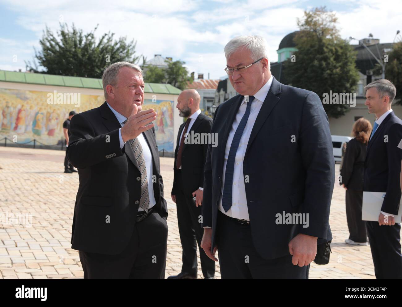 Nicht ausschließlich: Ukrainischer Außenminister Andrii Sybiha (R) und dänischer Außenminister Lars Lokke Rasmussen, die auf einem Offizia in der Hauptstadt ankamen Stockfoto