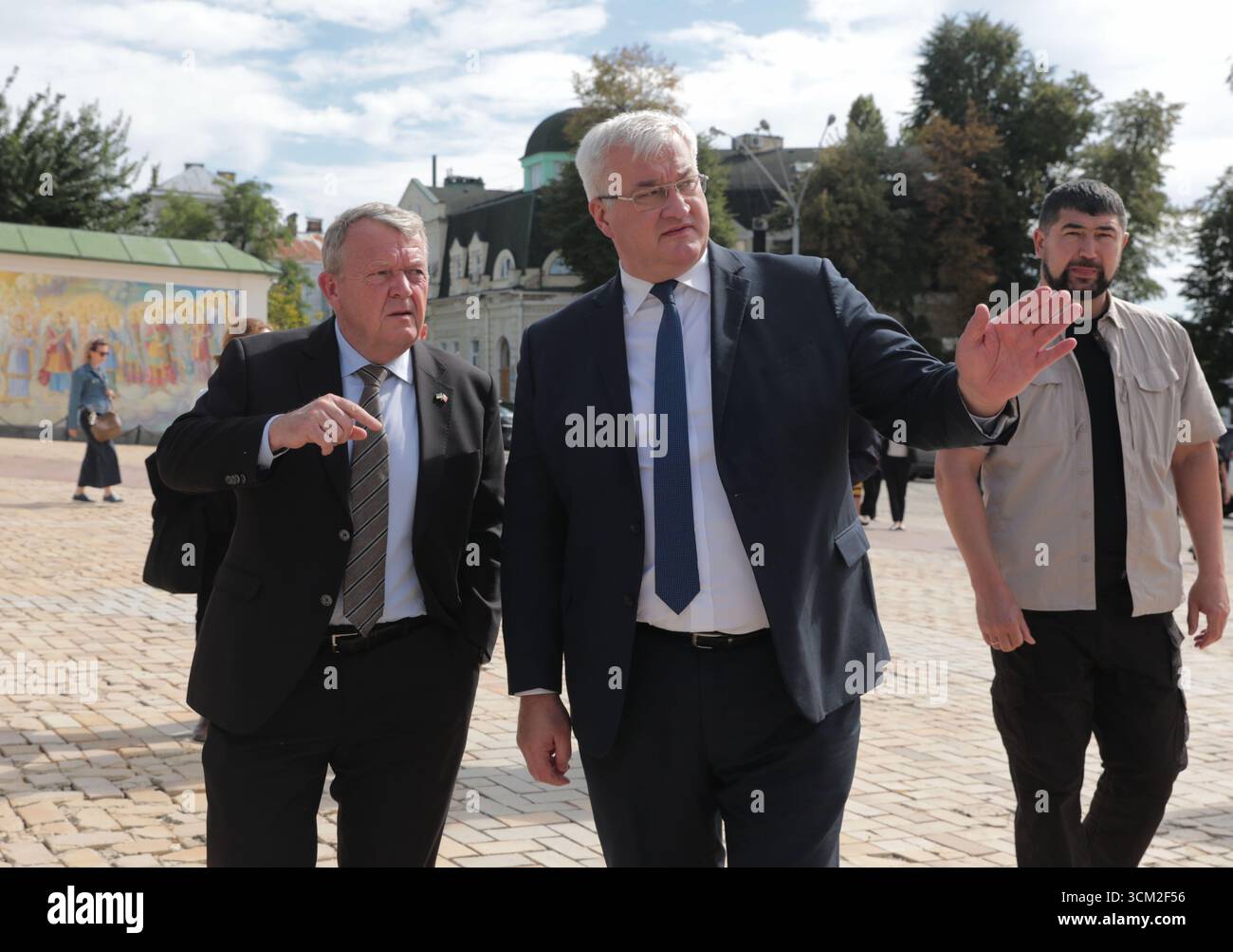 Nicht ausschließlich: Ukrainischer Außenminister Andrii Sybiha (R) und dänischer Außenminister Lars Lokke Rasmussen, die auf einem Offizia in der Hauptstadt ankamen Stockfoto