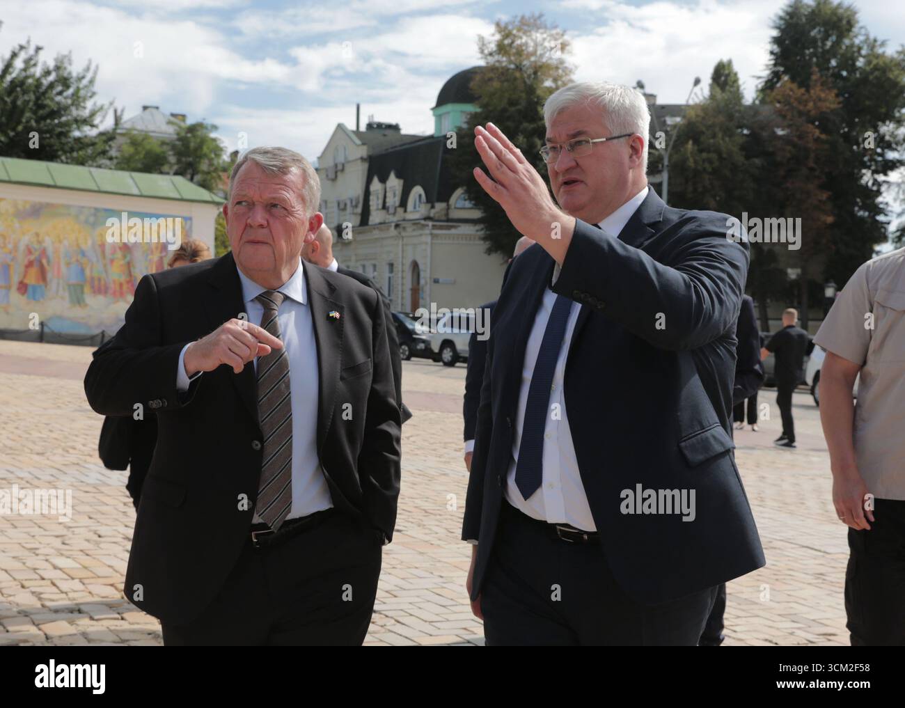 Nicht ausschließlich: Ukrainischer Außenminister Andrii Sybiha (R) und dänischer Außenminister Lars Lokke Rasmussen, die auf einem Offizia in der Hauptstadt ankamen Stockfoto