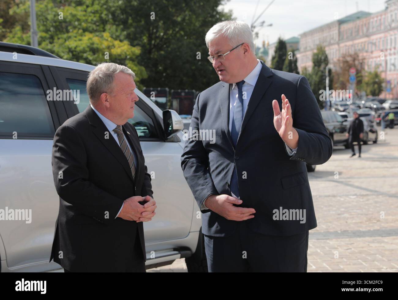 Nicht ausschließlich: Ukrainischer Außenminister Andrii Sybiha (R) und dänischer Außenminister Lars Lokke Rasmussen, die auf einem Offizia in der Hauptstadt ankamen Stockfoto
